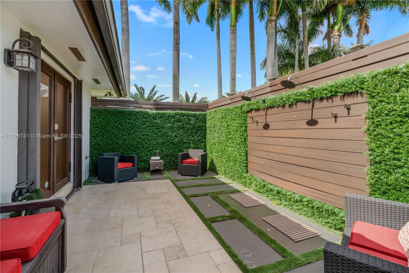 Miami, Florida, 33175, United States, ,5 BathroomsBathrooms,Residential,Pending,1798039