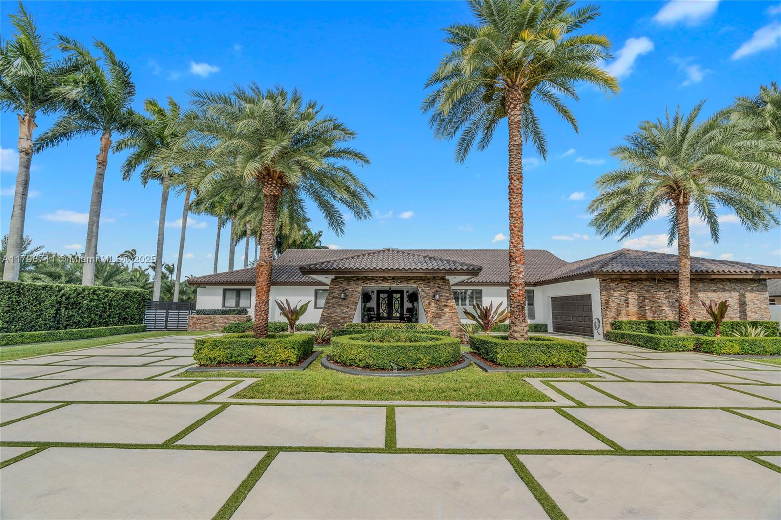 Miami, Florida, 33175, United States, ,5 BathroomsBathrooms,Residential,Pending,1798039