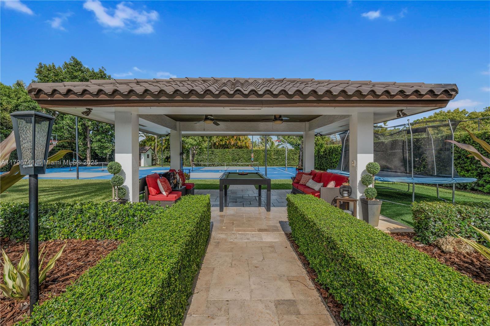 Miami, Florida, 33175, United States, ,5 BathroomsBathrooms,Residential,Pending,1798039