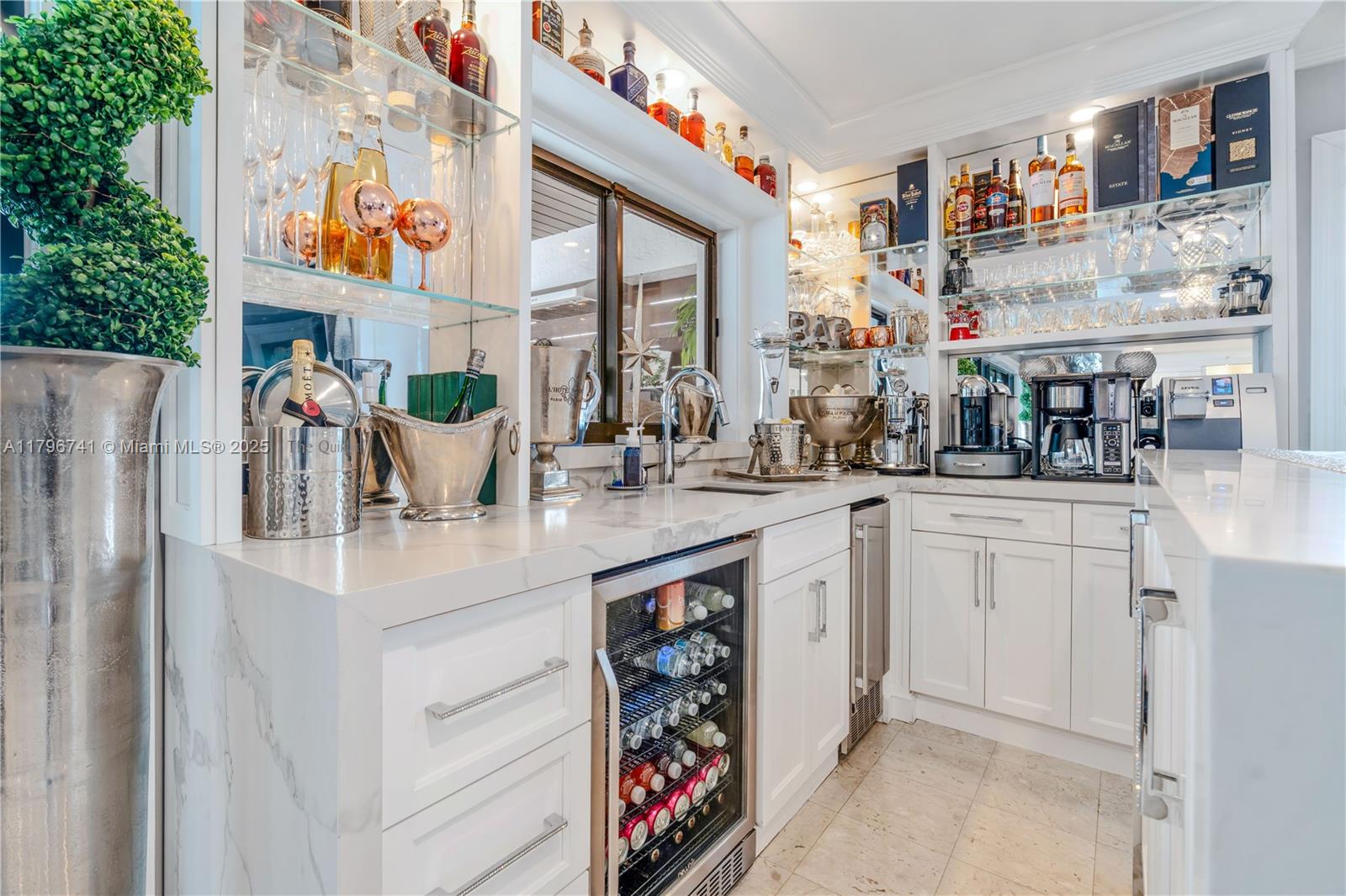Miami, Florida, 33175, United States, ,5 BathroomsBathrooms,Residential,Pending,1798039
