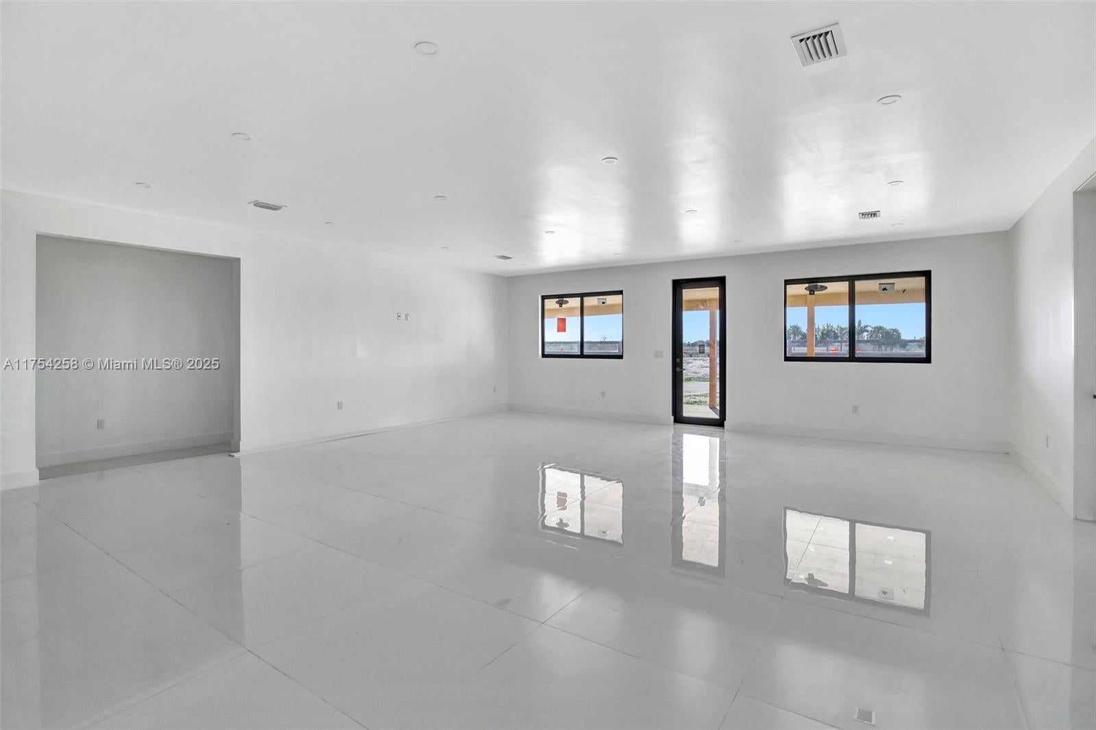 Miramar, Florida, 33027, United States, 5 Bedrooms Bedrooms, ,5 BathroomsBathrooms,Residential,Active,1718866