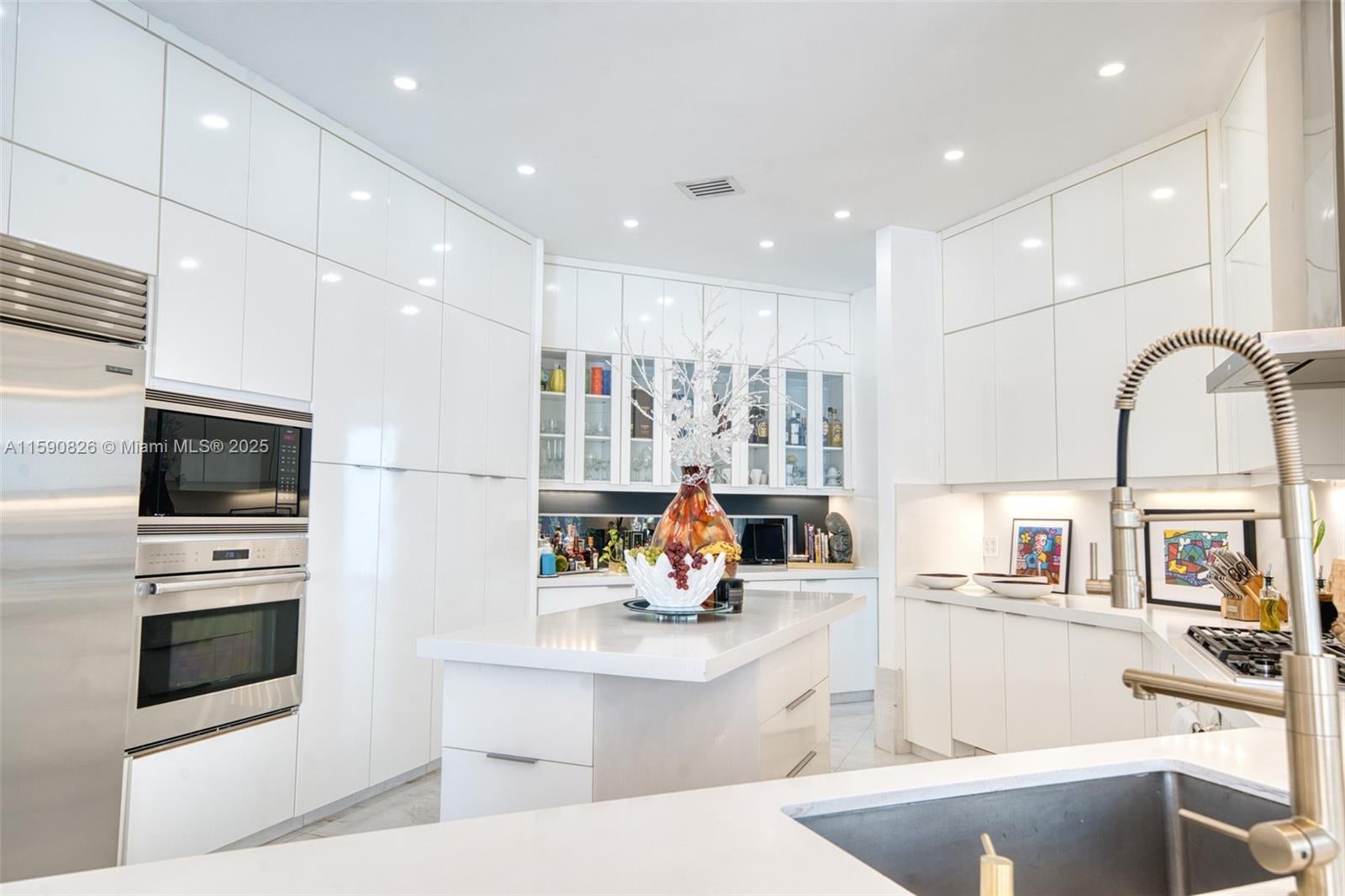 Hollywood, Florida, 33019, United States, 6 Bedrooms Bedrooms, ,6 BathroomsBathrooms,Residential,Pending,1756815