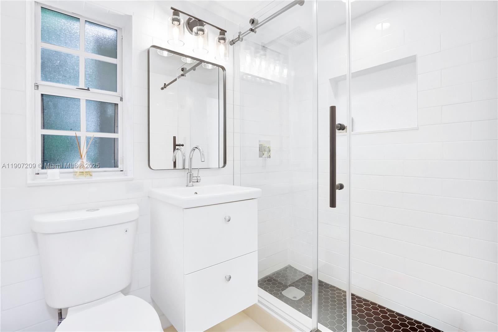 Coral Gables, Florida, 33134, United States, 2 Bedrooms Bedrooms, ,2 BathroomsBathrooms,Residential,Active,1986867