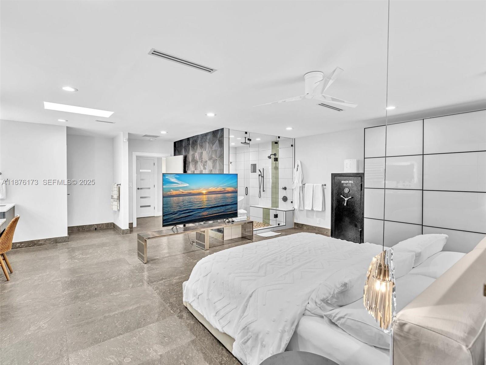 Hollywood, Florida, 33019, United States, 5 Bedrooms Bedrooms, ,4 BathroomsBathrooms,Residential,Active,1942387