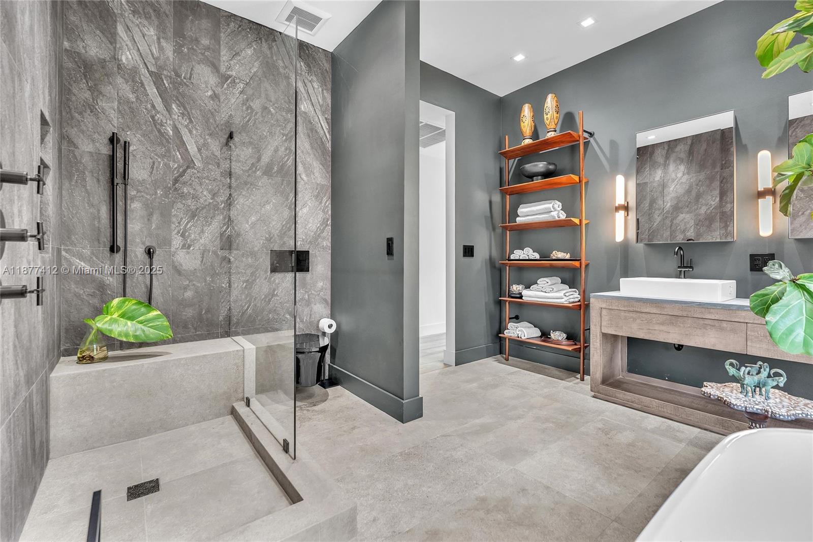 Hollywood, Florida, 33019, United States, 4 Bedrooms Bedrooms, ,6 BathroomsBathrooms,Residential,Active,1946512