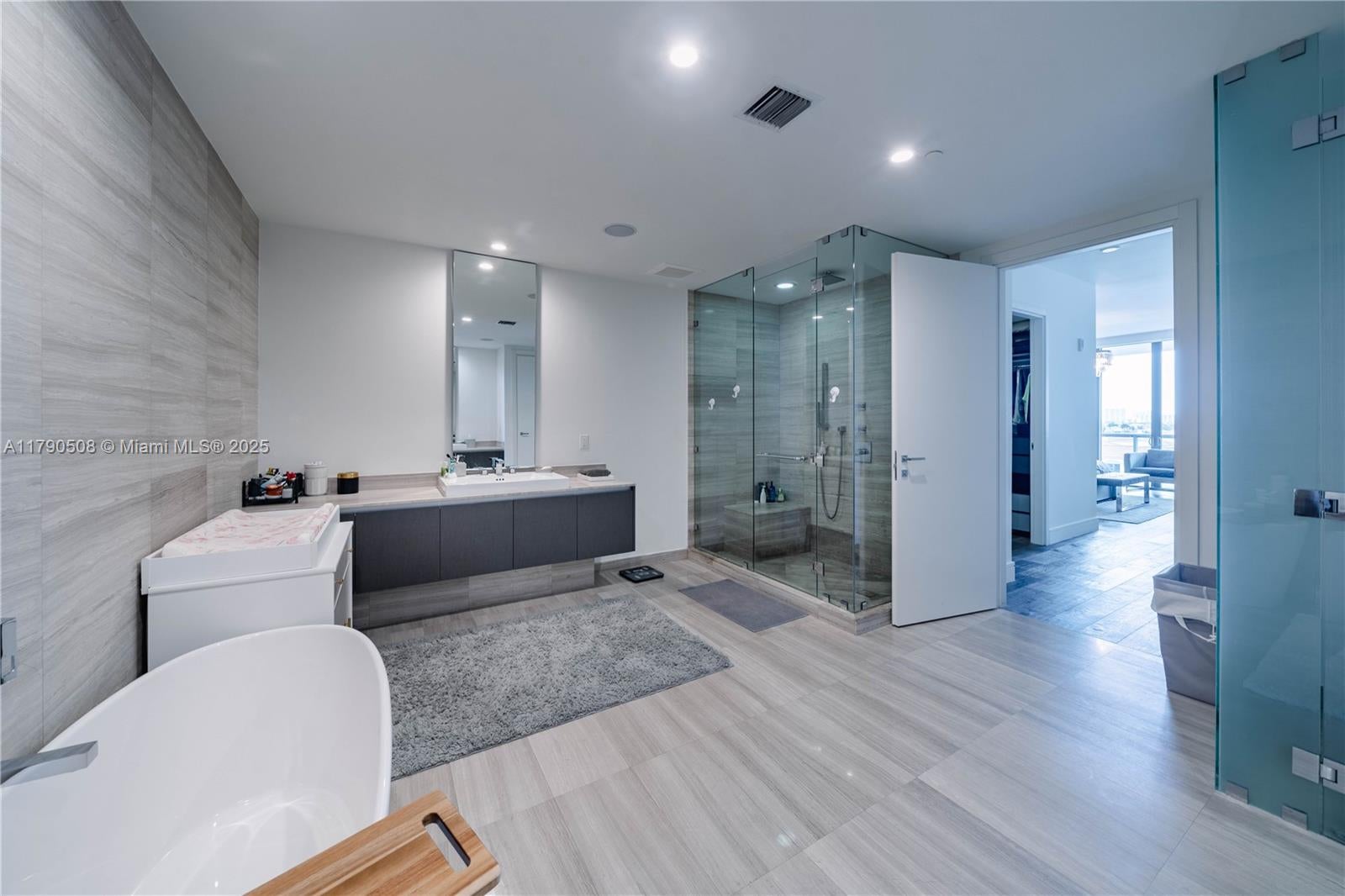 Aventura, Florida, 33180, United States, 3 Bedrooms Bedrooms, ,6 BathroomsBathrooms,Residential,Active,1781820