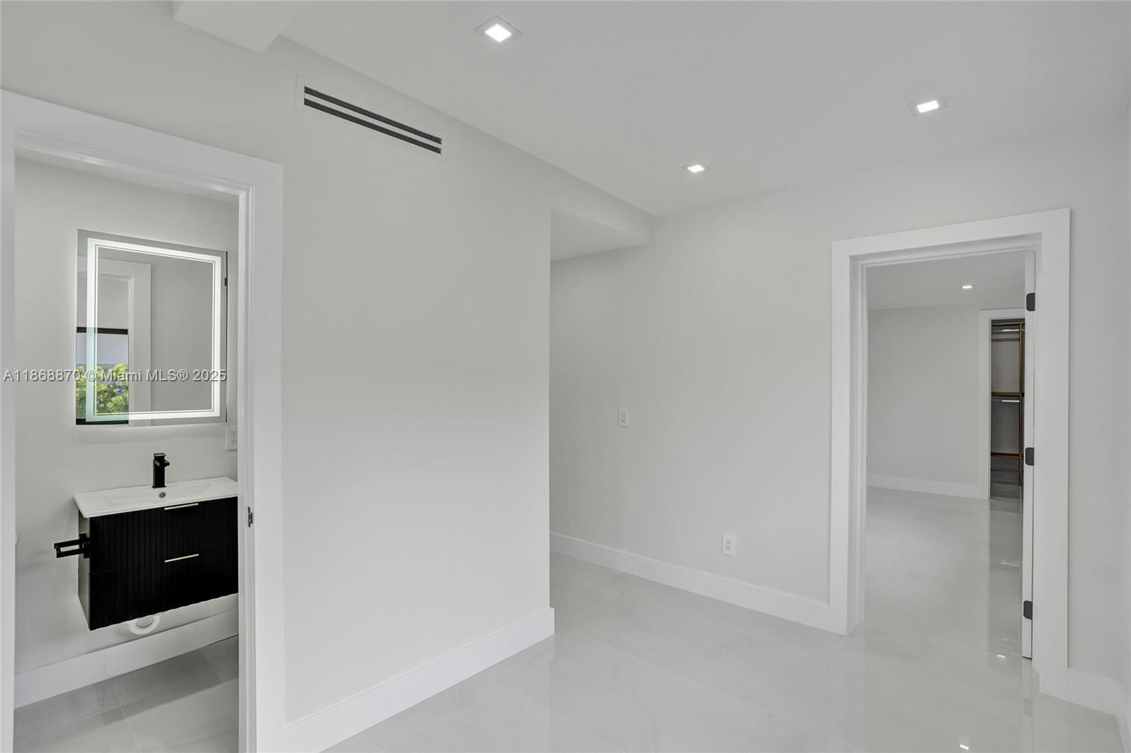 North Miami Beach, Florida, 33179, United States, 5 Bedrooms Bedrooms, ,4 BathroomsBathrooms,Residential,Active,1934804