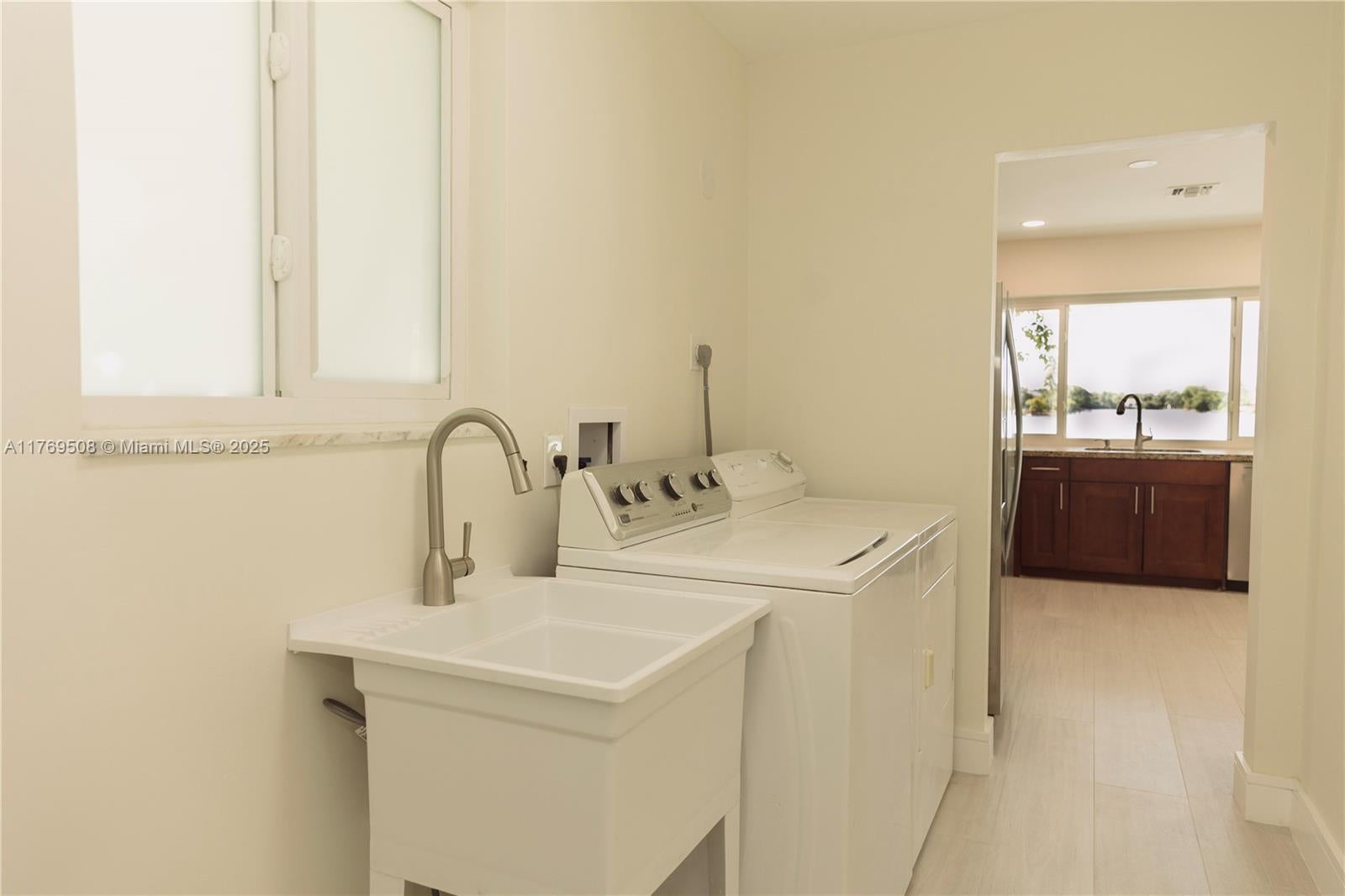 Miami, Florida, 33180, United States, 3 Bedrooms Bedrooms, ,2 BathroomsBathrooms,Residential,Active,1969837