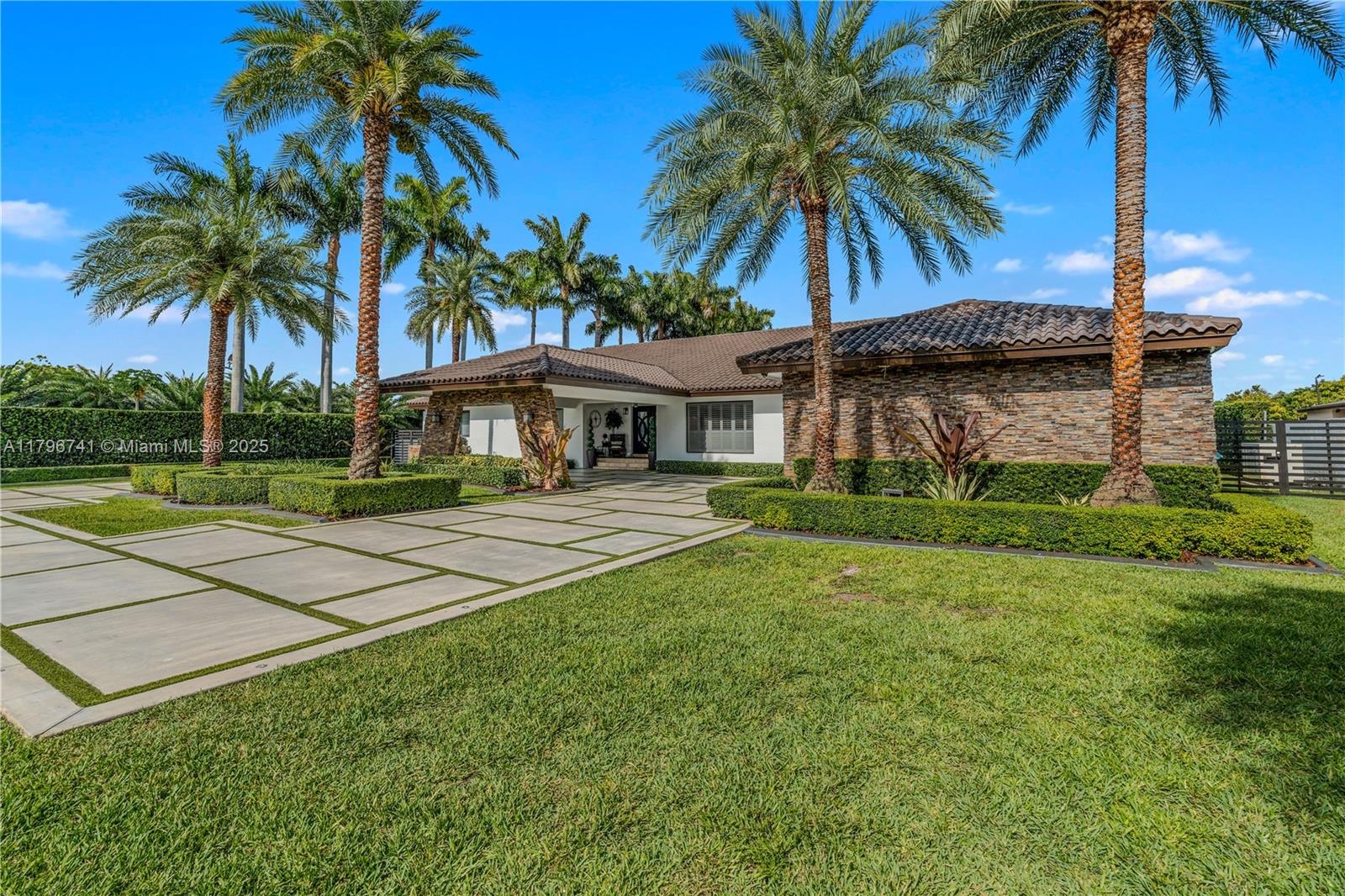 Miami, Florida, 33175, United States, ,5 BathroomsBathrooms,Residential,Pending,1798039
