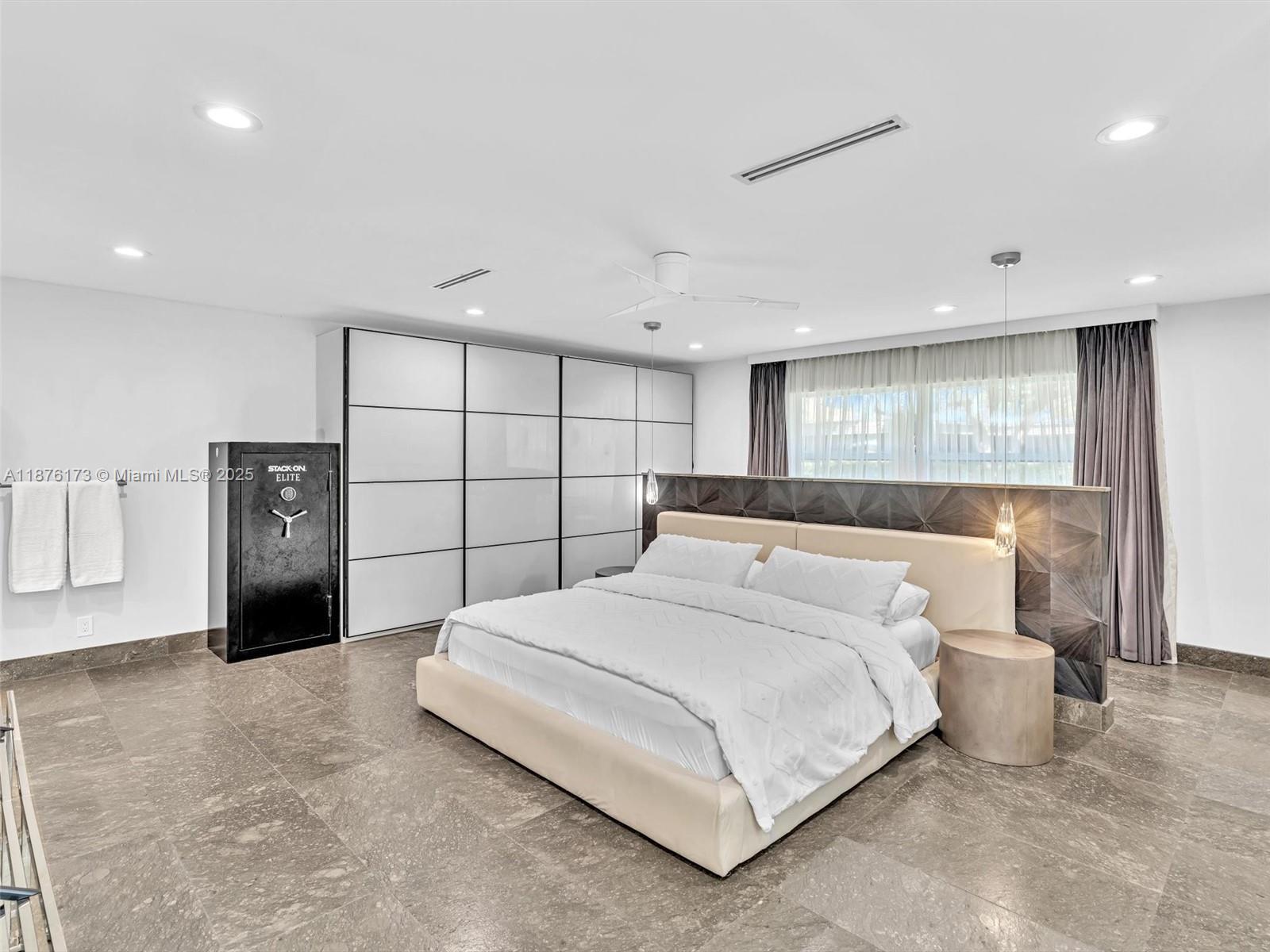 Hollywood, Florida, 33019, United States, 5 Bedrooms Bedrooms, ,4 BathroomsBathrooms,Residential,Active,1942387