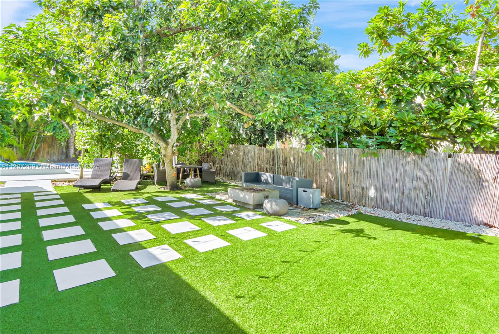 Coral Gables, Florida, 33134, United States, 2 Bedrooms Bedrooms, ,2 BathroomsBathrooms,Residential,Active,1986867