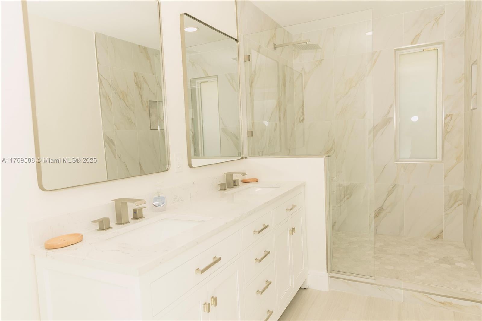 Miami, Florida, 33180, United States, 3 Bedrooms Bedrooms, ,2 BathroomsBathrooms,Residential,Active,1969837