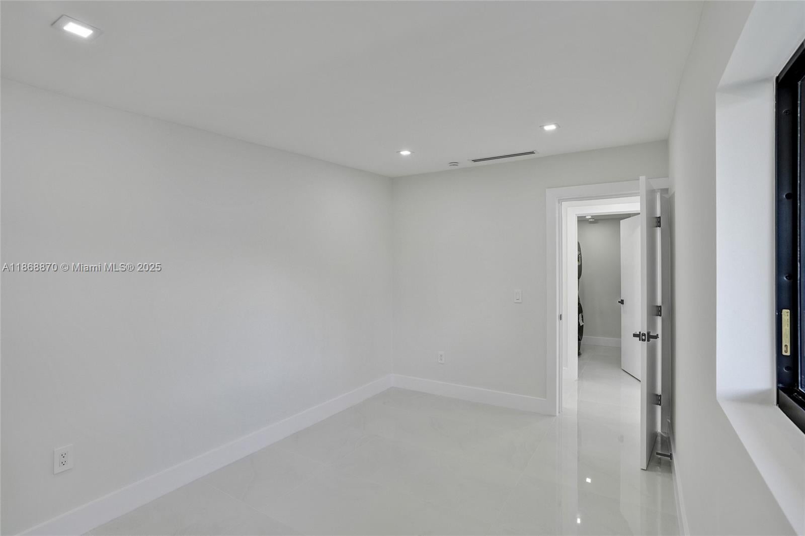 North Miami Beach, Florida, 33179, United States, 5 Bedrooms Bedrooms, ,4 BathroomsBathrooms,Residential,Active,1934804