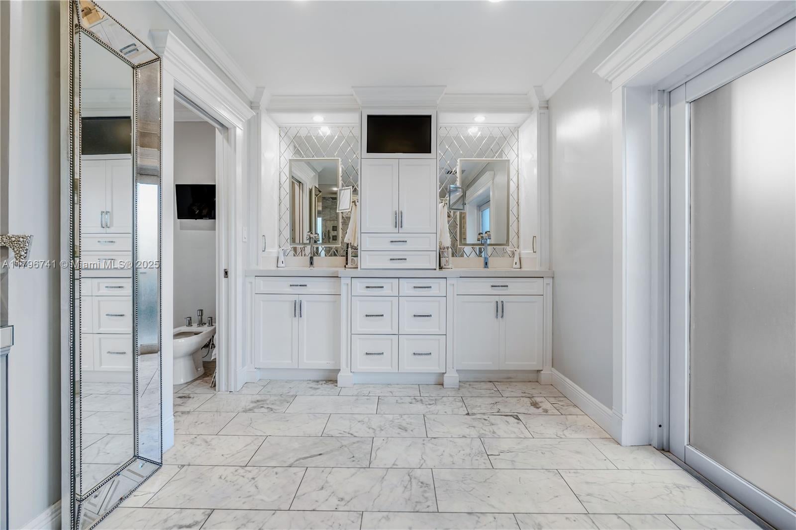 Miami, Florida, 33175, United States, ,5 BathroomsBathrooms,Residential,Pending,1798039
