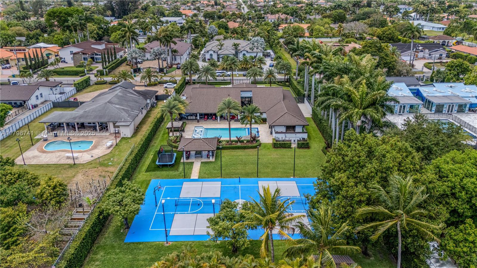 Miami, Florida, 33175, United States, ,5 BathroomsBathrooms,Residential,Pending,1798039