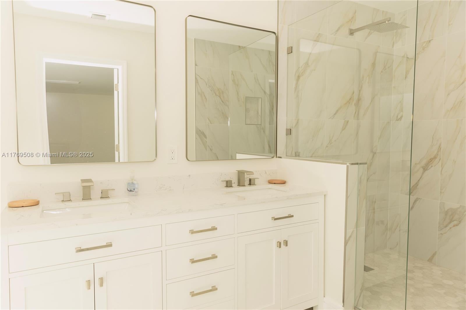 Miami, Florida, 33180, United States, 3 Bedrooms Bedrooms, ,2 BathroomsBathrooms,Residential,Active,1969837