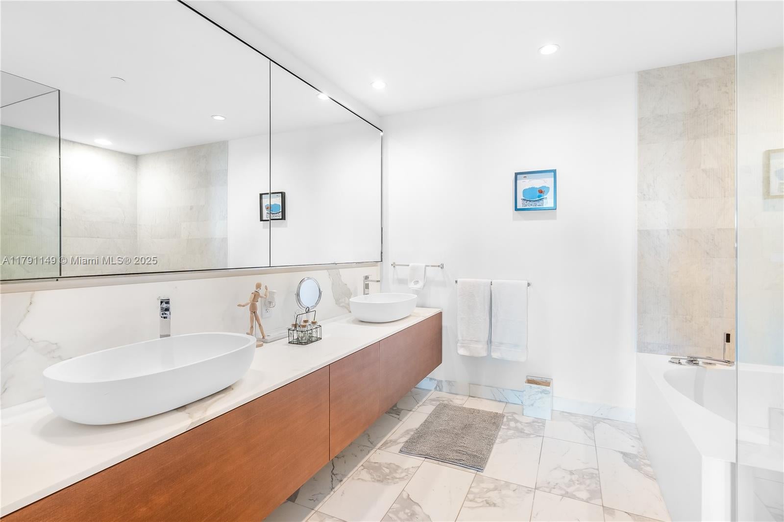 Bal Harbour, Florida, 33154, United States, 2 Bedrooms Bedrooms, ,3 BathroomsBathrooms,Residential,Active,1781839