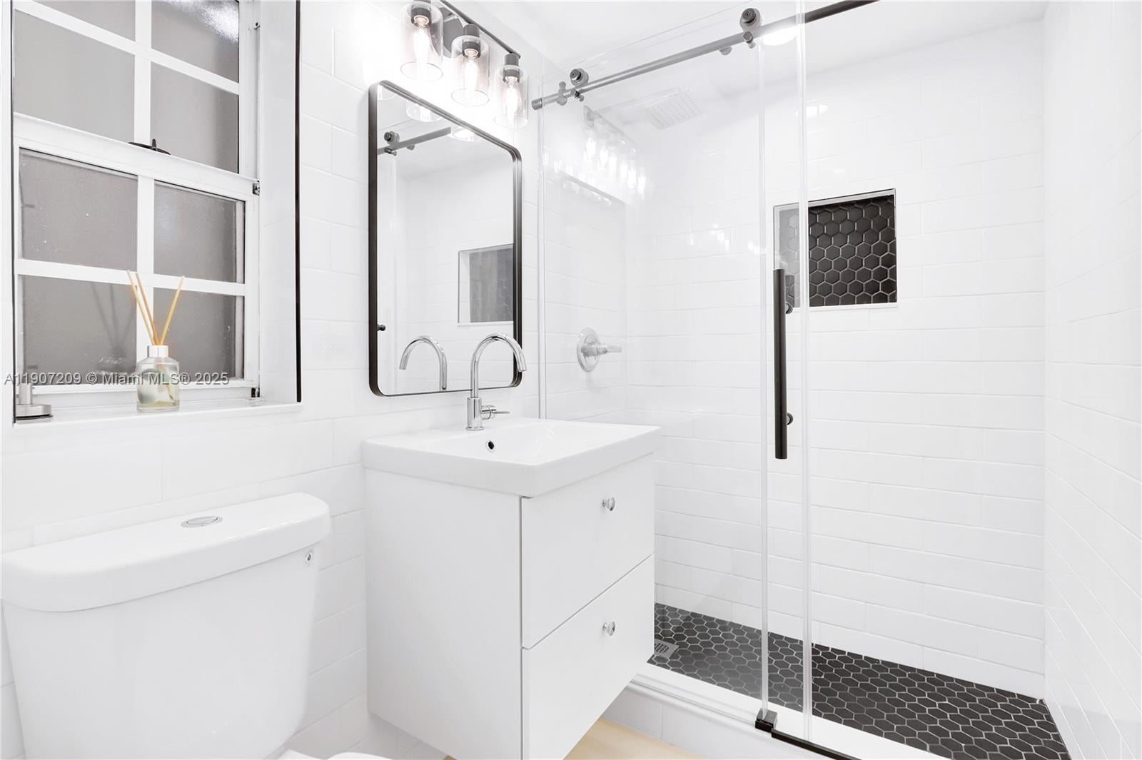 Coral Gables, Florida, 33134, United States, 2 Bedrooms Bedrooms, ,2 BathroomsBathrooms,Residential,Active,1986867