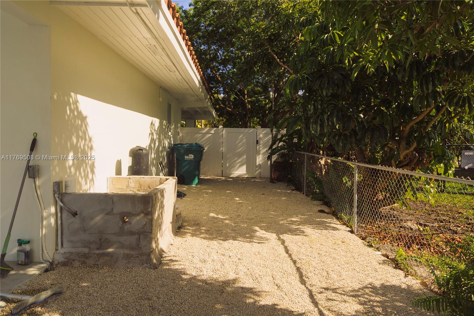 Miami, Florida, 33180, United States, 3 Bedrooms Bedrooms, ,2 BathroomsBathrooms,Residential,Active,1969837