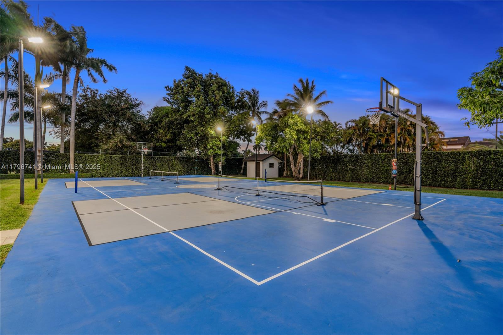 Miami, Florida, 33175, United States, ,5 BathroomsBathrooms,Residential,Pending,1798039
