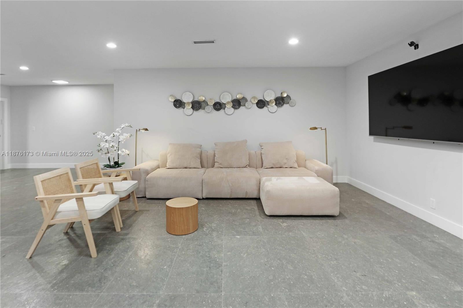 Hollywood, Florida, 33019, United States, 5 Bedrooms Bedrooms, ,4 BathroomsBathrooms,Residential,Active,1942387