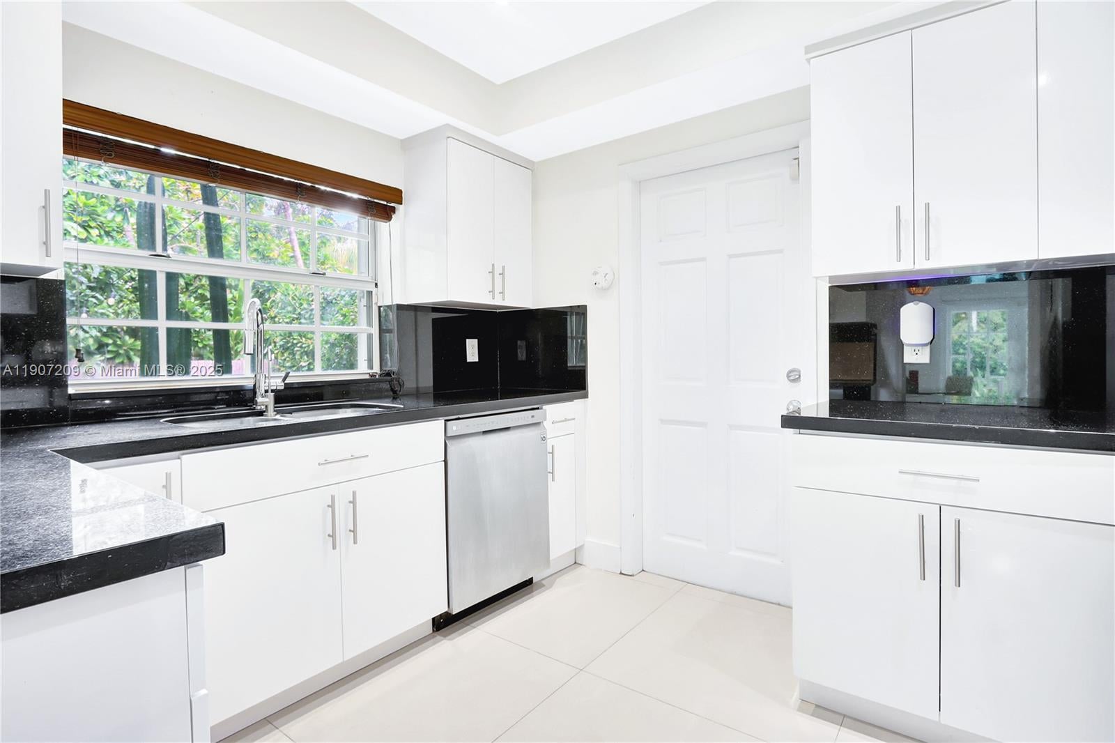 Coral Gables, Florida, 33134, United States, 2 Bedrooms Bedrooms, ,2 BathroomsBathrooms,Residential,Active,1986867