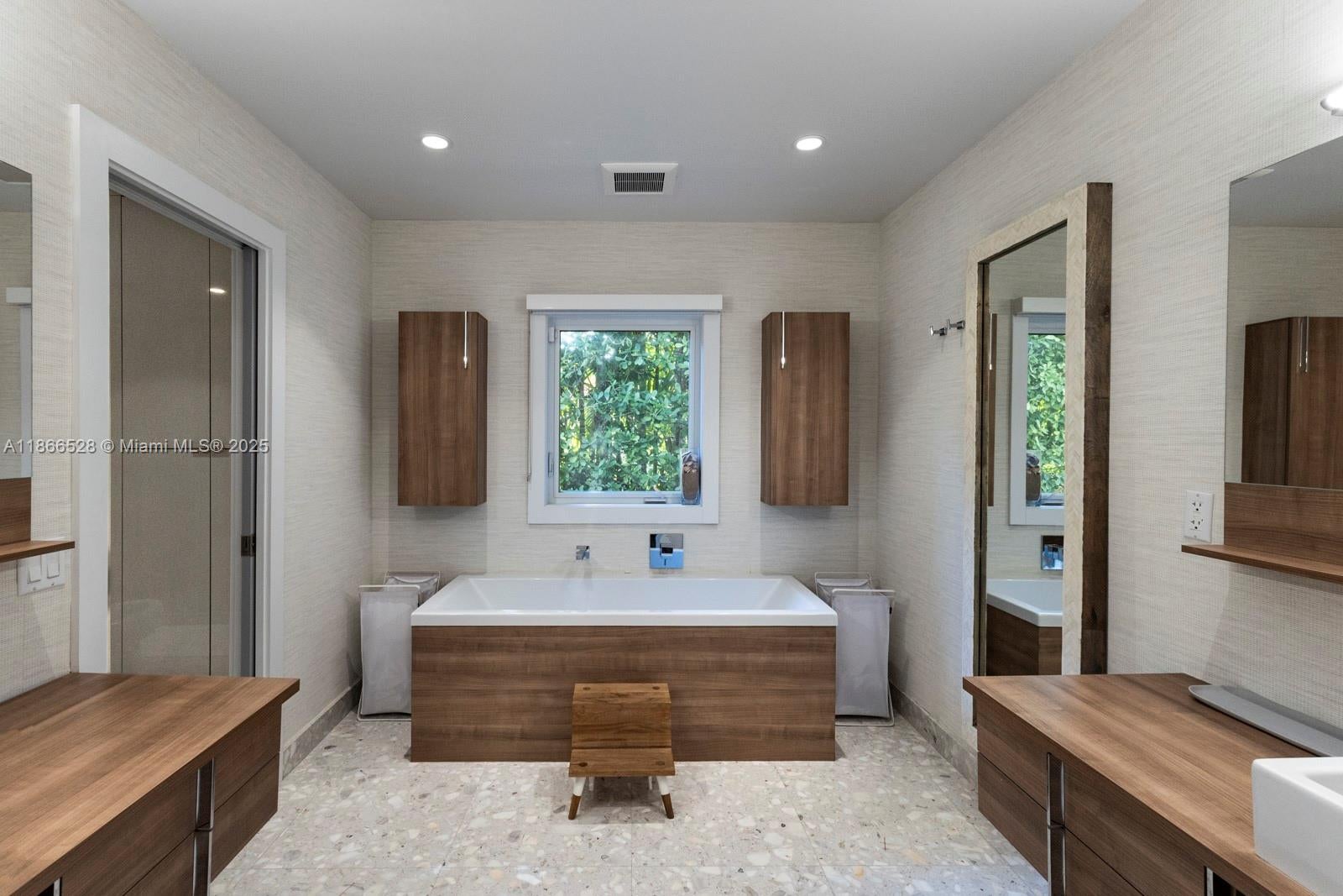 Coral Gables, Florida, 33156, United States, 4 Bedrooms Bedrooms, ,4 BathroomsBathrooms,Residential,Active,1927652