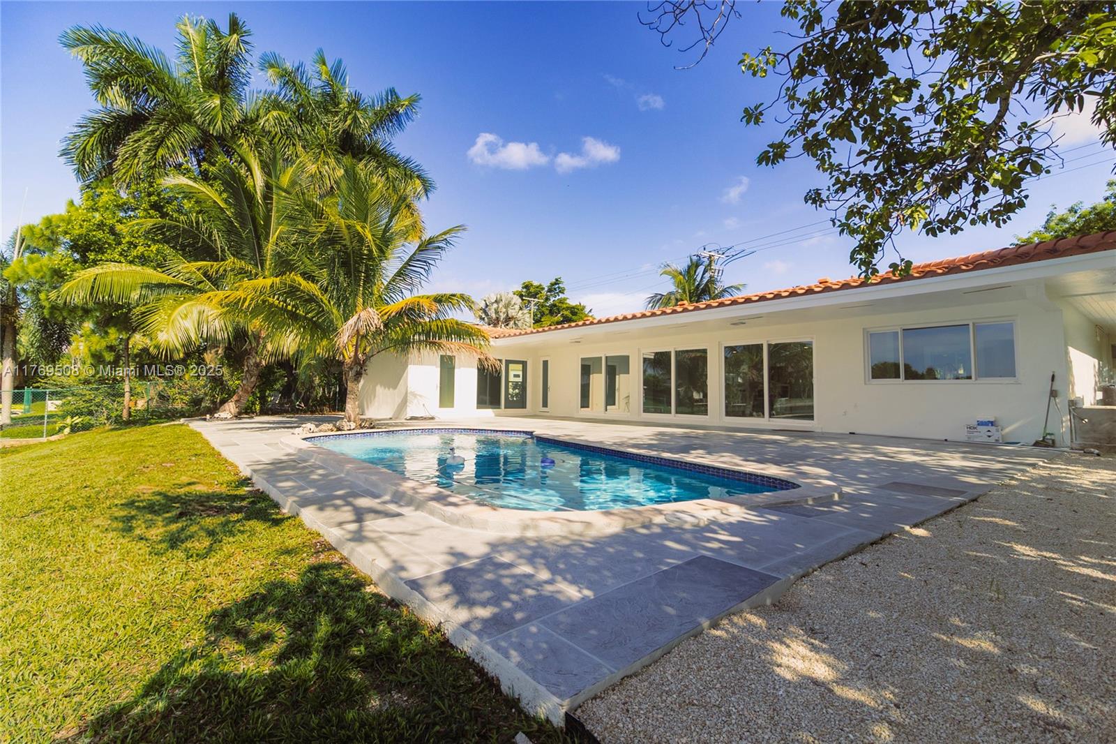Miami, Florida, 33180, United States, 3 Bedrooms Bedrooms, ,2 BathroomsBathrooms,Residential,Active,1969837