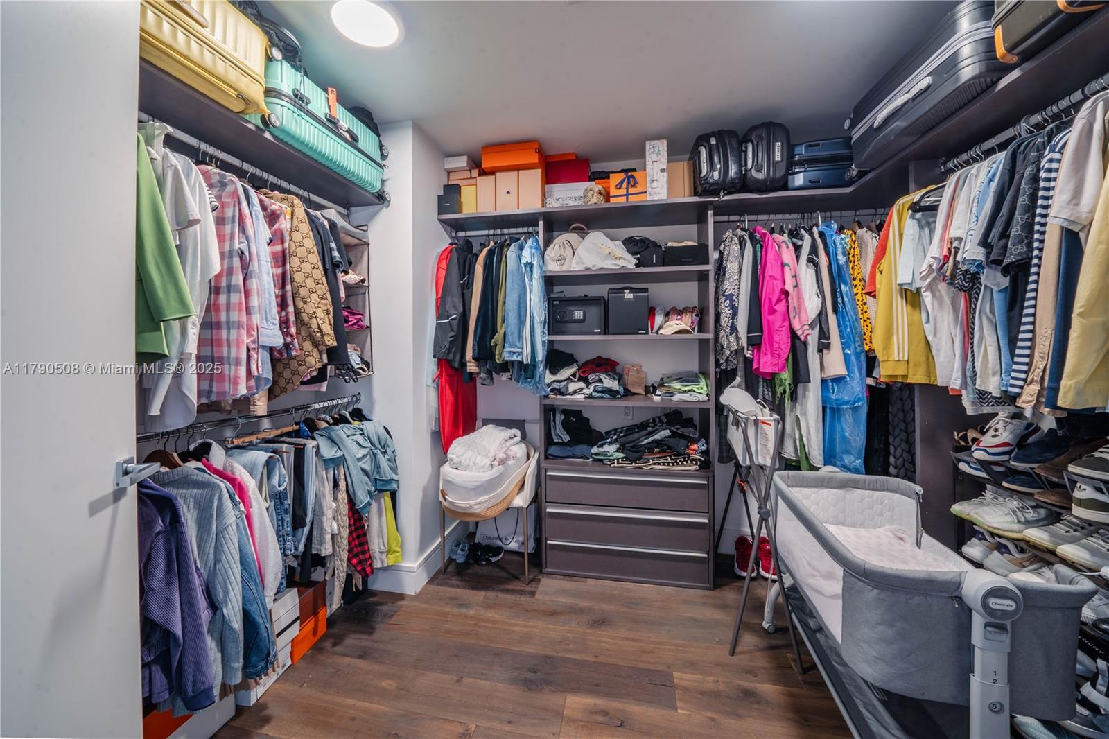 Aventura, Florida, 33180, United States, 3 Bedrooms Bedrooms, ,6 BathroomsBathrooms,Residential,Active,1781820