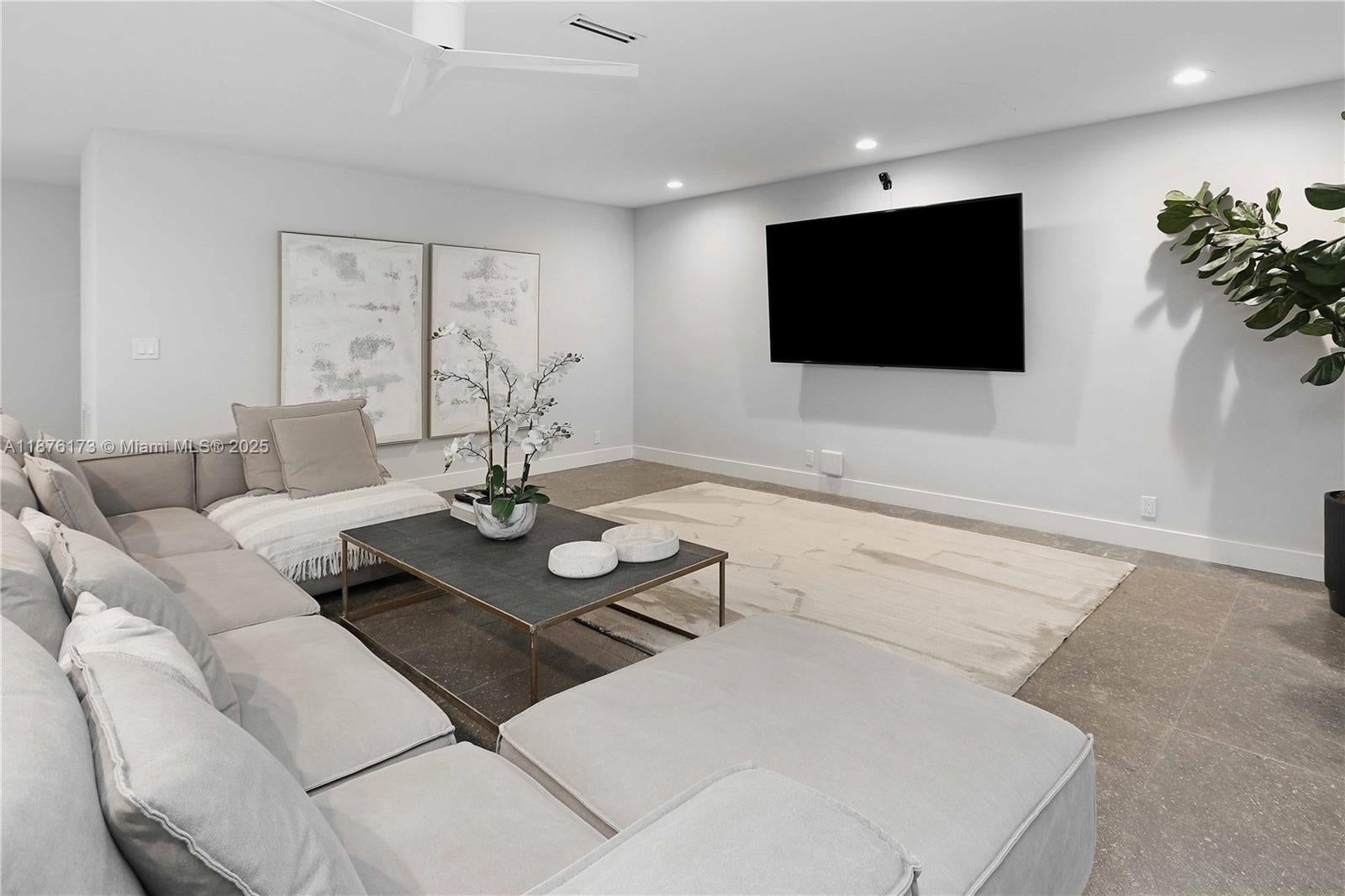 Hollywood, Florida, 33019, United States, 5 Bedrooms Bedrooms, ,4 BathroomsBathrooms,Residential,Active,1942387