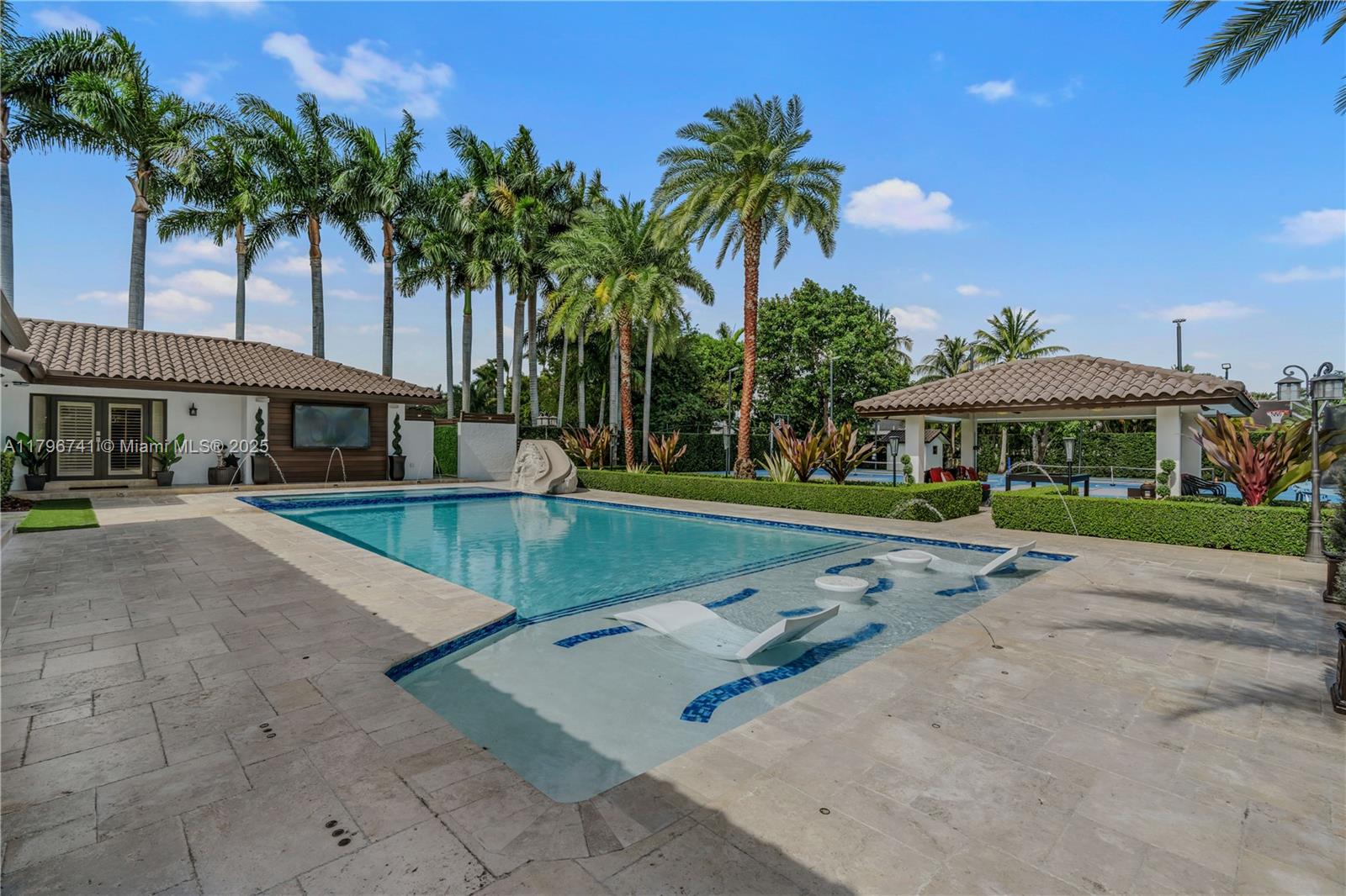 Miami, Florida, 33175, United States, ,5 BathroomsBathrooms,Residential,Pending,1798039