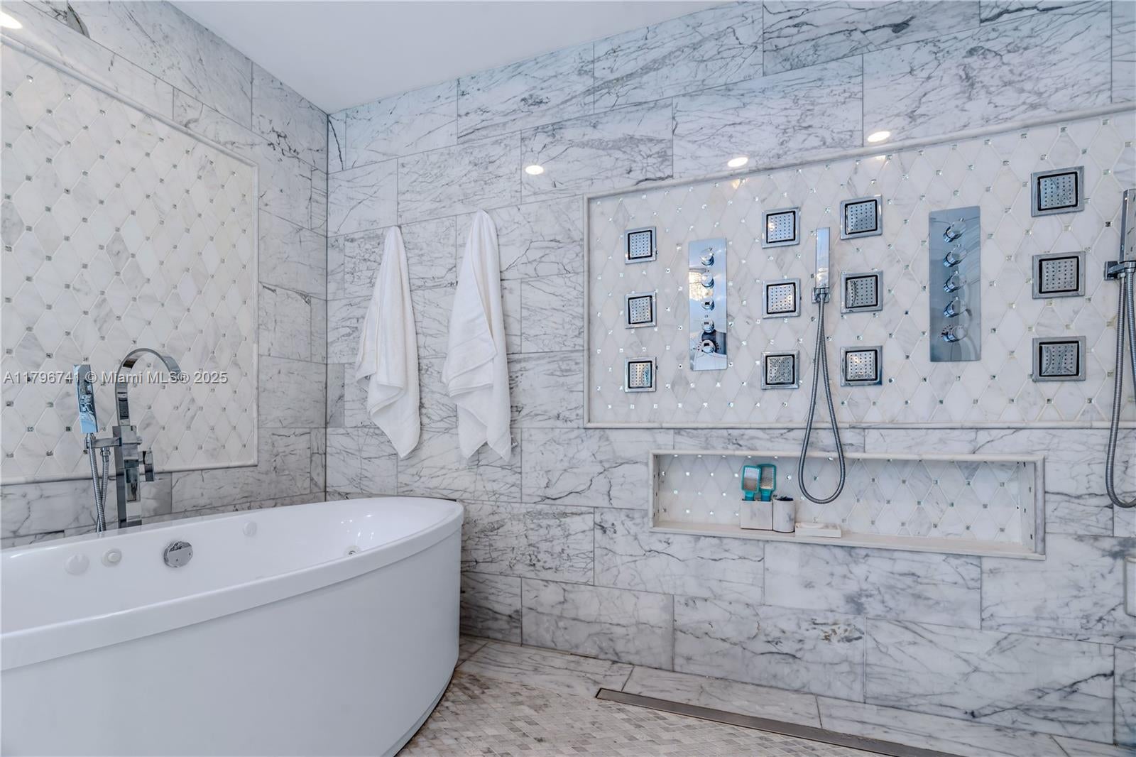 Miami, Florida, 33175, United States, ,5 BathroomsBathrooms,Residential,Pending,1798039