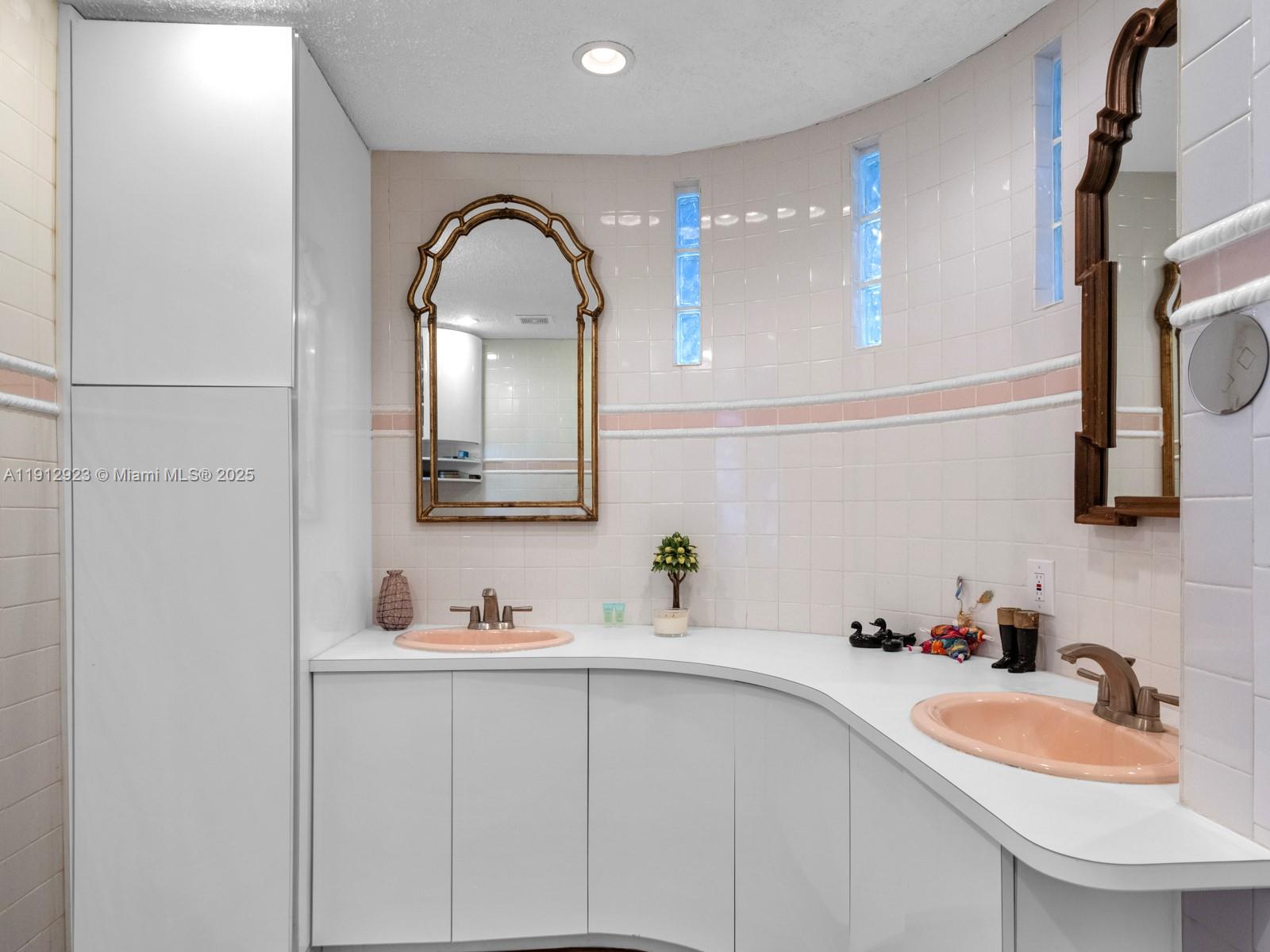 Hollywood, Florida, 33019, United States, 3 Bedrooms Bedrooms, ,3 BathroomsBathrooms,Residential,Active,1992553