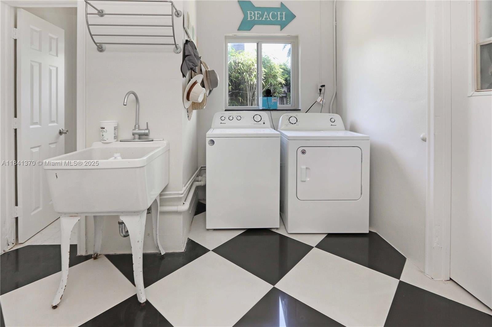 Hollywood, Florida, 33019, United States, 3 Bedrooms Bedrooms, ,3 BathroomsBathrooms,Residential,Active,1893232