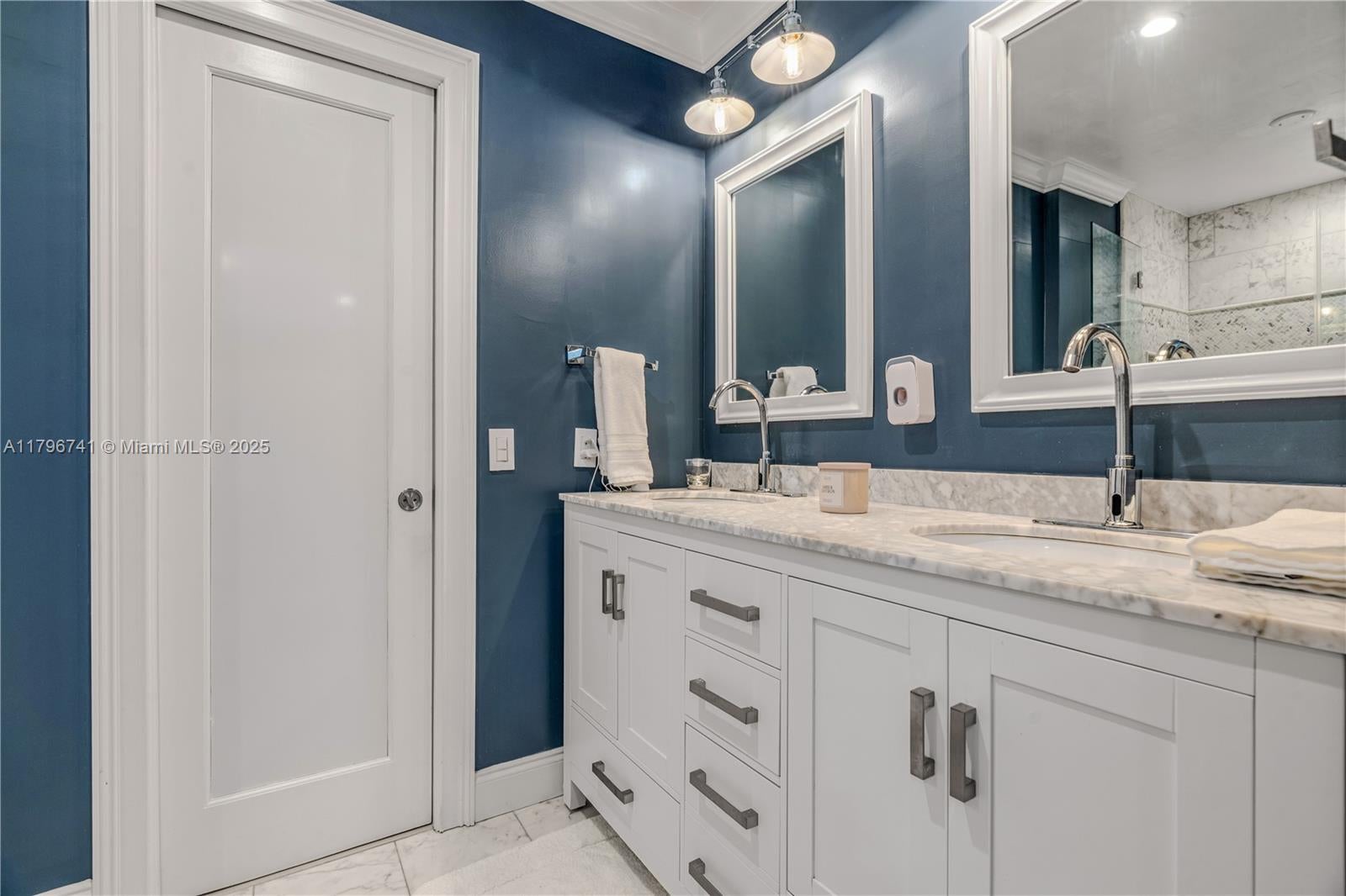 Miami, Florida, 33175, United States, ,5 BathroomsBathrooms,Residential,Pending,1798039
