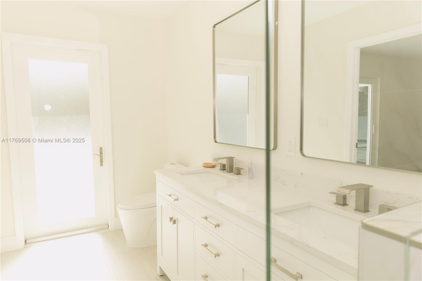 Miami, Florida, 33180, United States, 3 Bedrooms Bedrooms, ,2 BathroomsBathrooms,Residential,Active,1969837