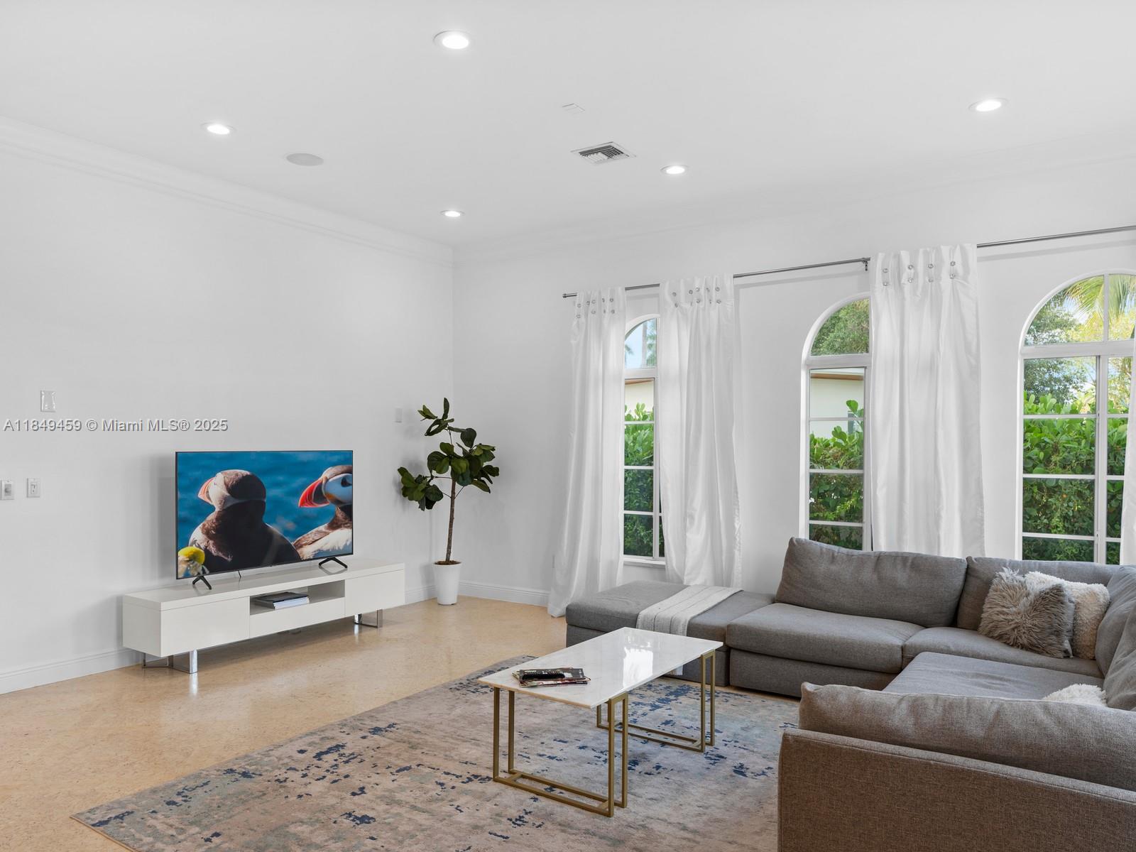 Hollywood, Florida, 33019, United States, 5 Bedrooms Bedrooms, ,3 BathroomsBathrooms,Residential,Active,1904697