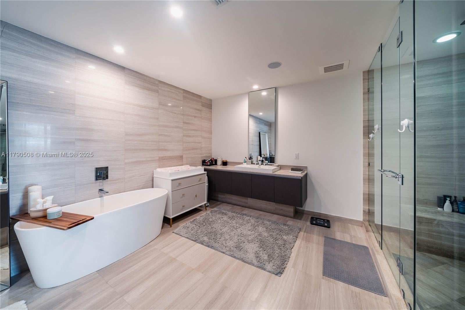 Aventura, Florida, 33180, United States, 3 Bedrooms Bedrooms, ,6 BathroomsBathrooms,Residential,Active,1781820