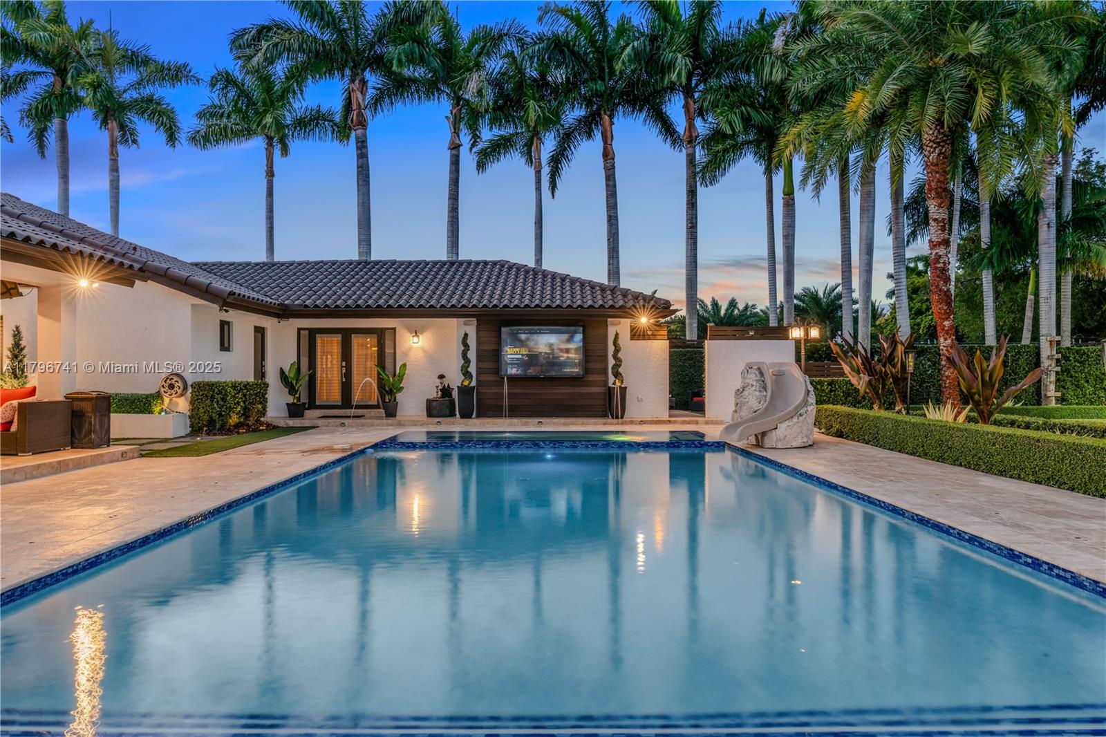 Miami, Florida, 33175, United States, ,5 BathroomsBathrooms,Residential,Pending,1798039
