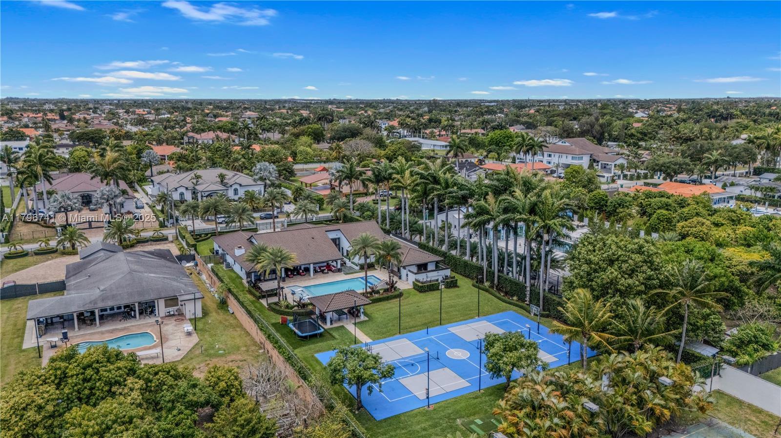 Miami, Florida, 33175, United States, ,5 BathroomsBathrooms,Residential,Pending,1798039