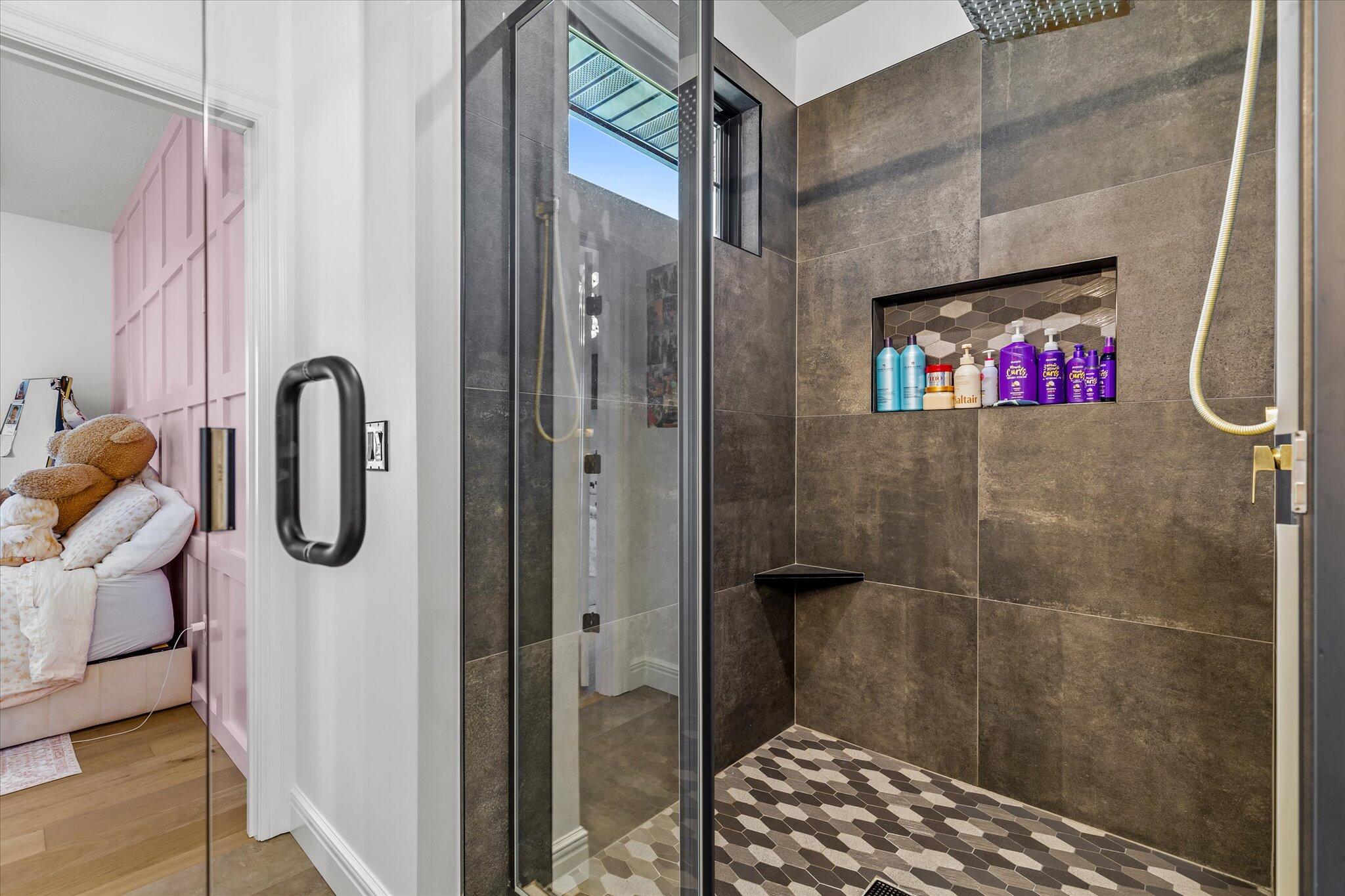 Ozark, Missouri, 65721, United States, 6 Bedrooms Bedrooms, ,5 BathroomsBathrooms,Residential,Active,2007313