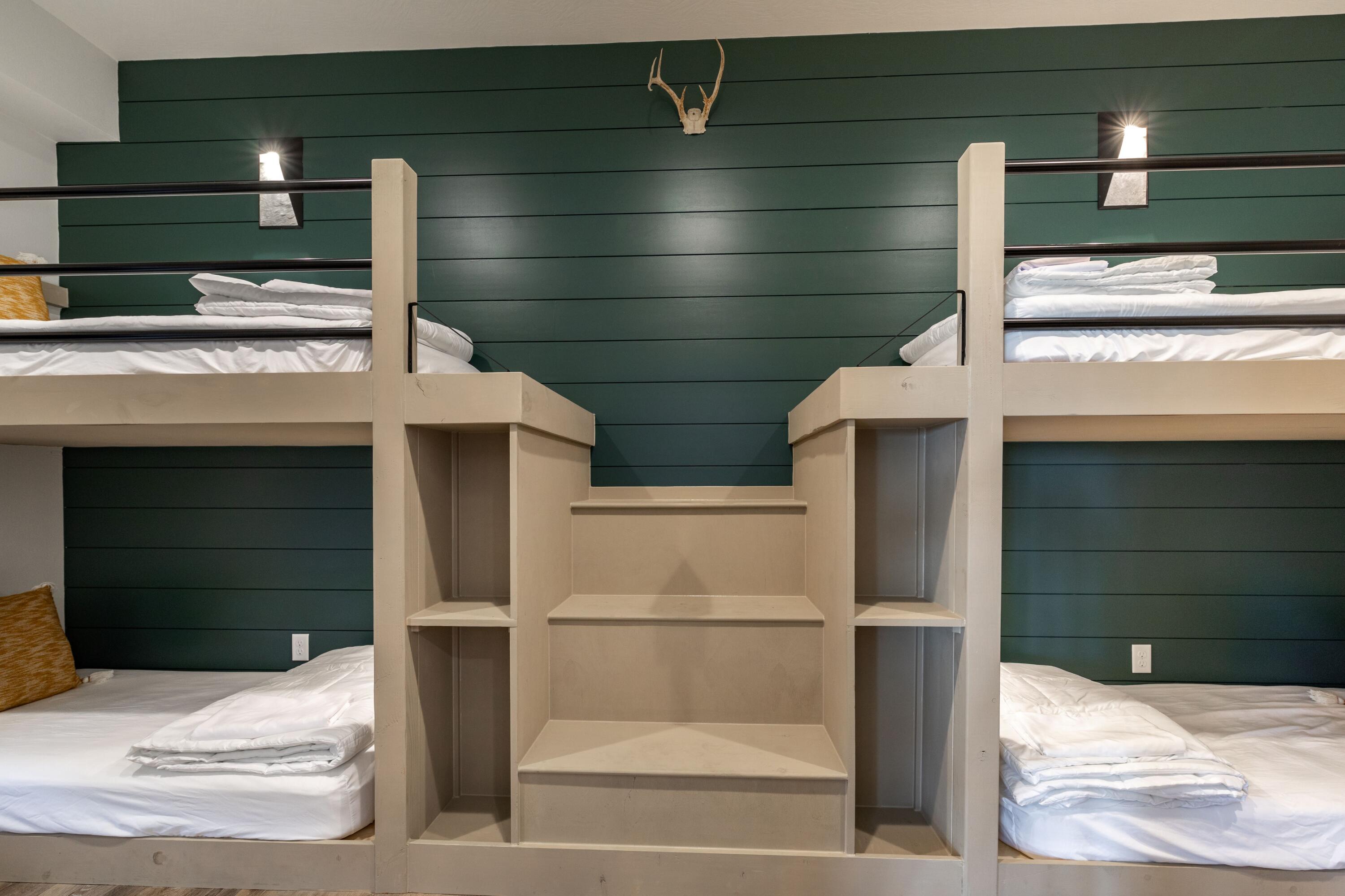 Hollister, Missouri, 65672, United States, 7 Bedrooms Bedrooms, ,7 BathroomsBathrooms,Residential,Active,1944046