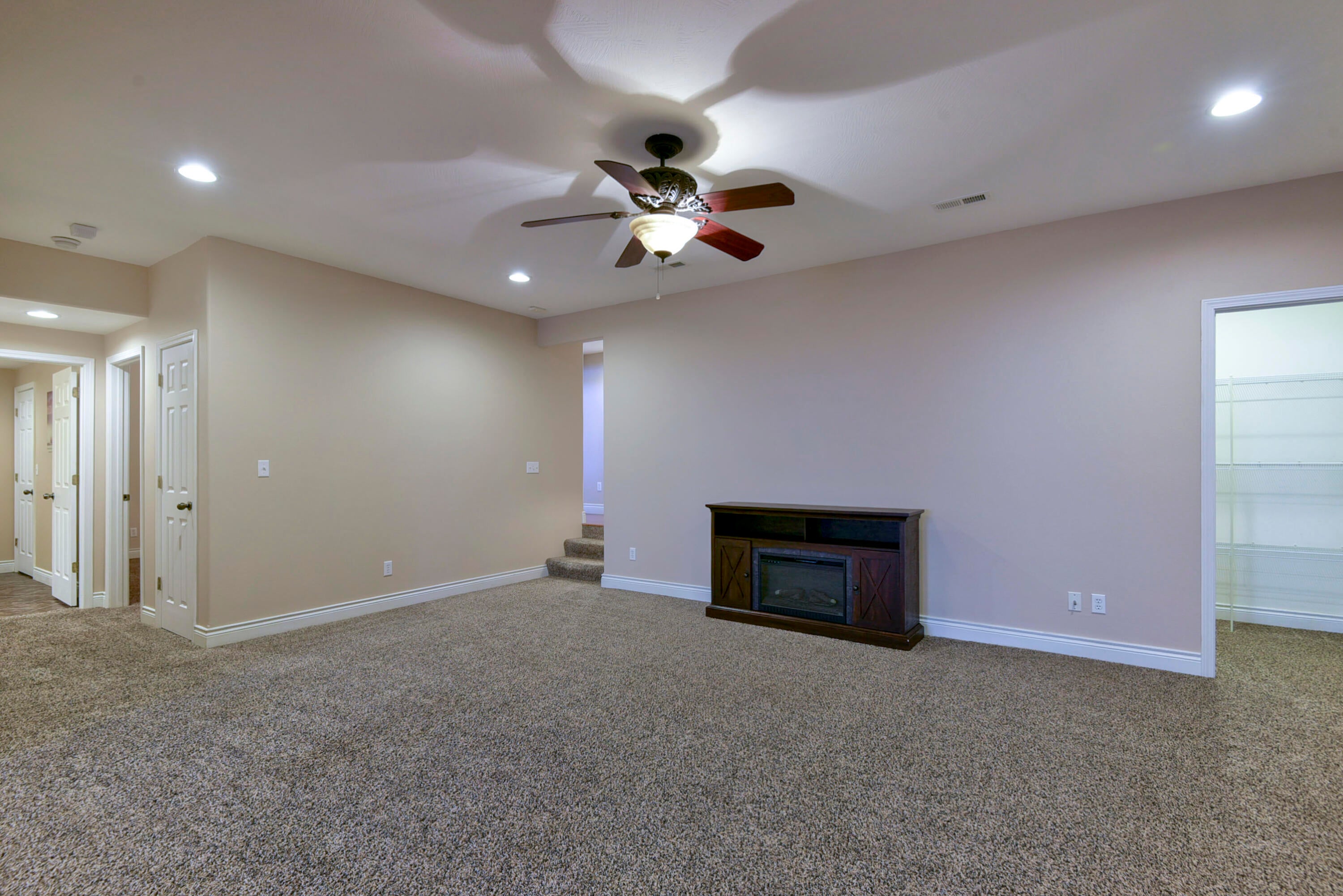 Reeds Spring, Missouri, 65737, United States, 8 Bedrooms Bedrooms, ,6 BathroomsBathrooms,Residential,Active,2010156