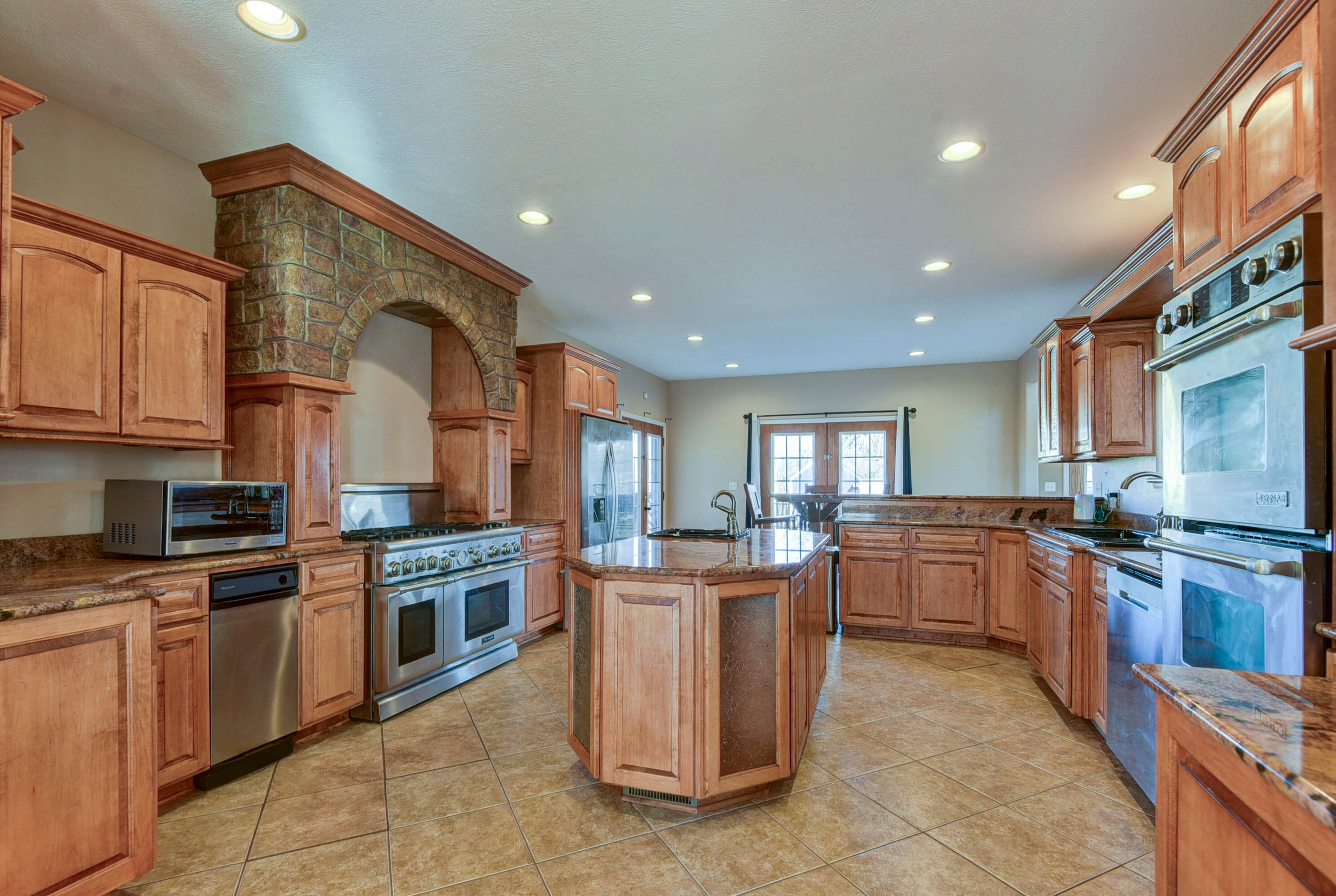 Reeds Spring, Missouri, 65737, United States, 8 Bedrooms Bedrooms, ,6 BathroomsBathrooms,Residential,Active,2010156