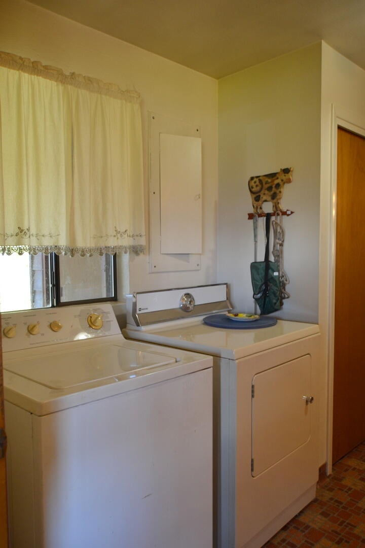 Grants Pass, Oregon, 97526, United States, 4 Bedrooms Bedrooms, ,2 BathroomsBathrooms,Residential,Active,1973303