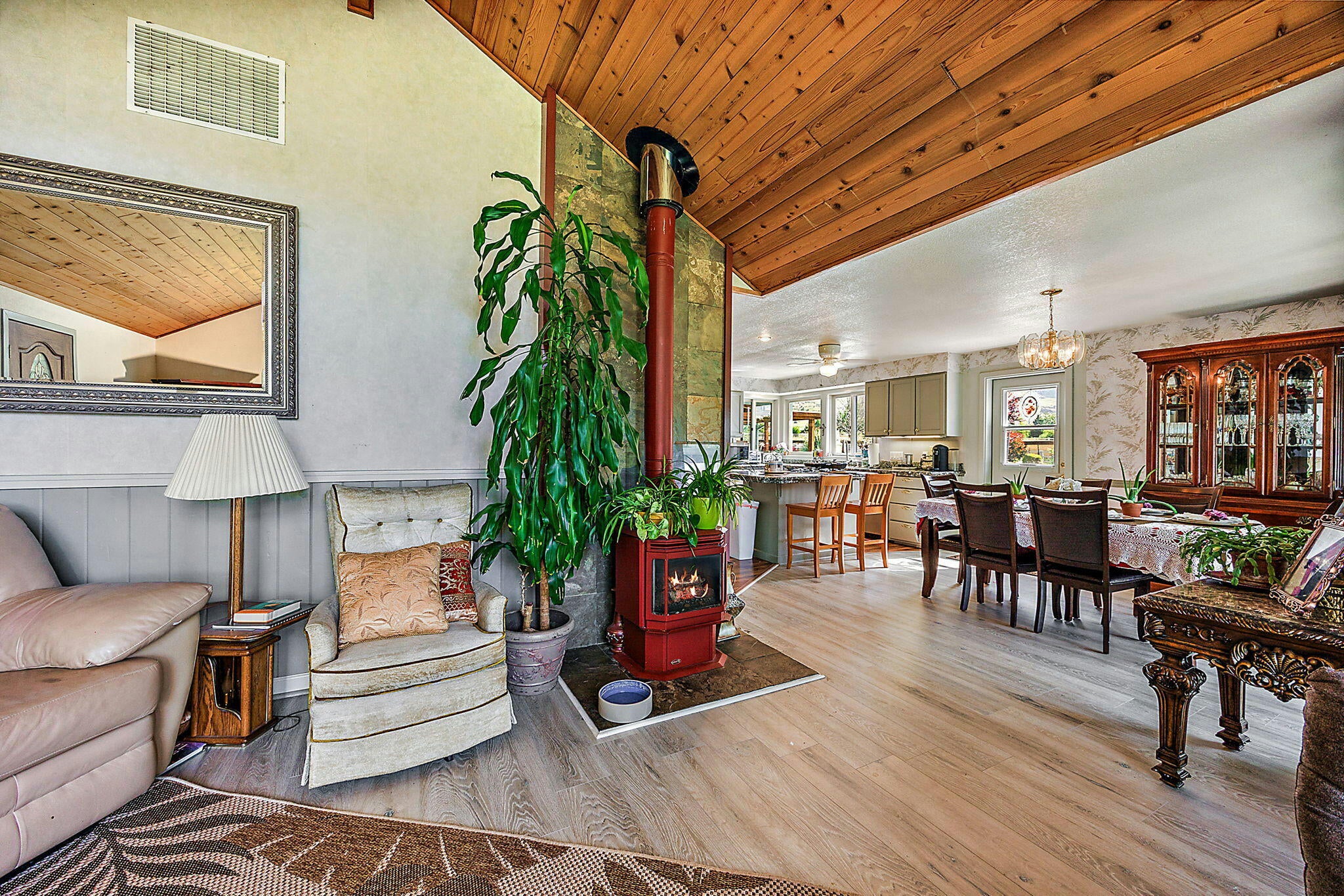 Ashland, Oregon, 97520, United States, 4 Bedrooms Bedrooms, ,4 BathroomsBathrooms,Residential,Active,1741601