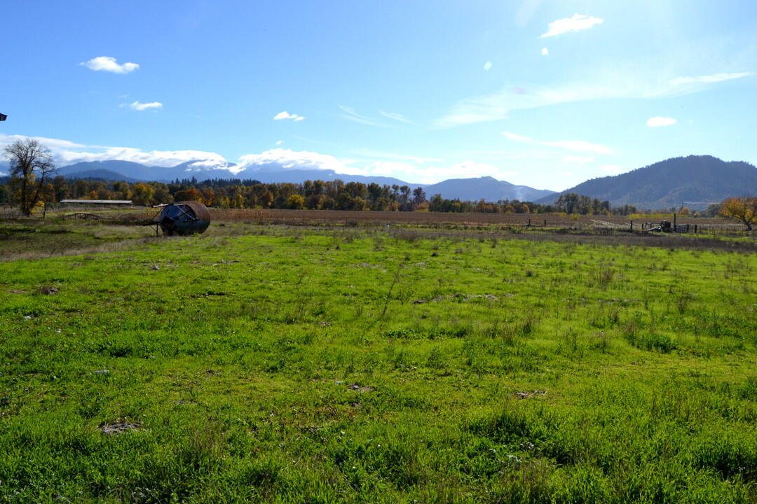 Grants Pass, Oregon, 97526, United States, 4 Bedrooms Bedrooms, ,2 BathroomsBathrooms,Residential,Active,1973303