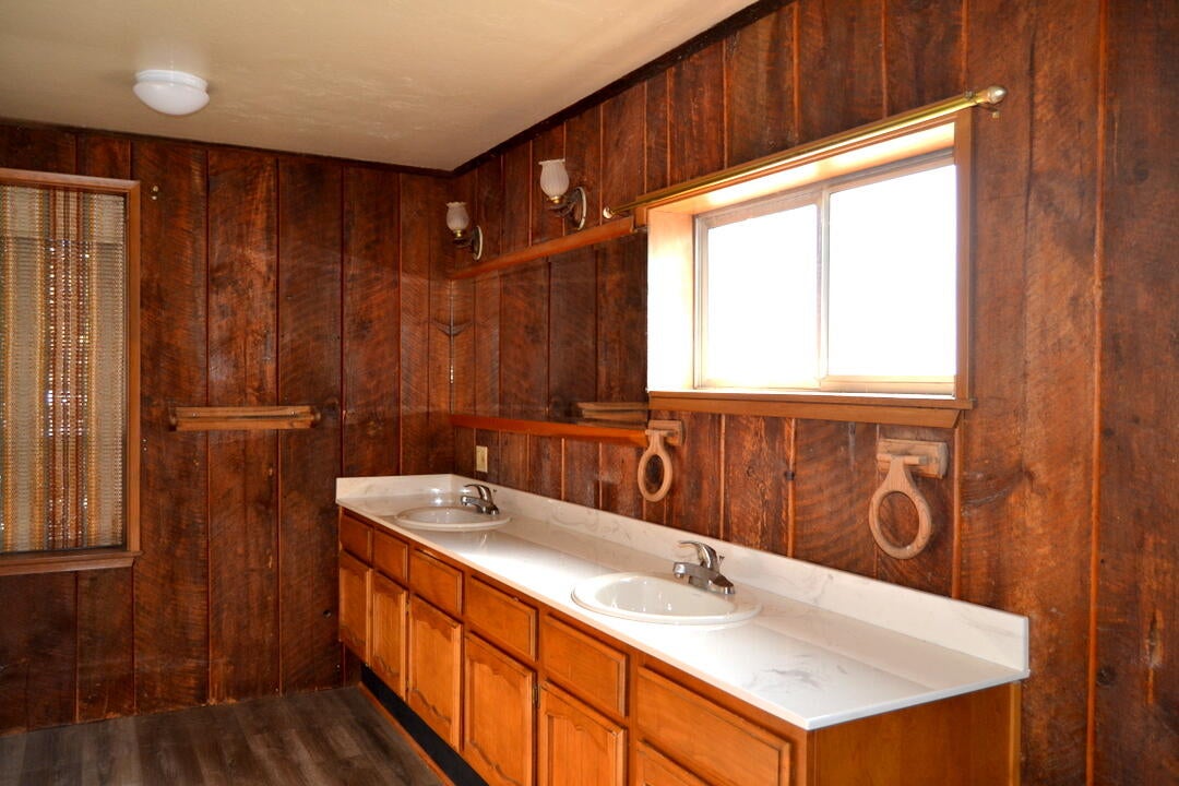 Grants Pass, Oregon, 97526, United States, 4 Bedrooms Bedrooms, ,2 BathroomsBathrooms,Residential,Active,1973303