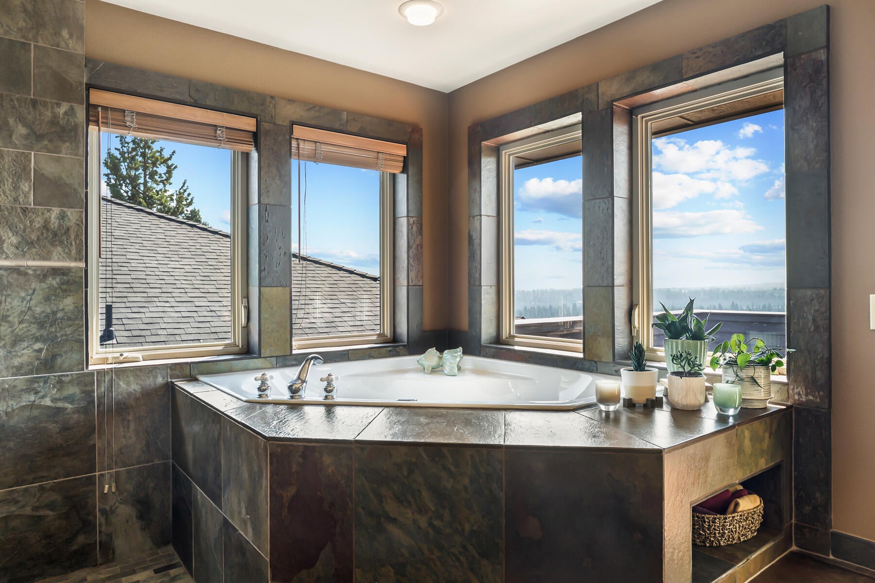 Bend, Oregon, 97702, United States, 3 Bedrooms Bedrooms, ,3 BathroomsBathrooms,Residential,Active,1936452