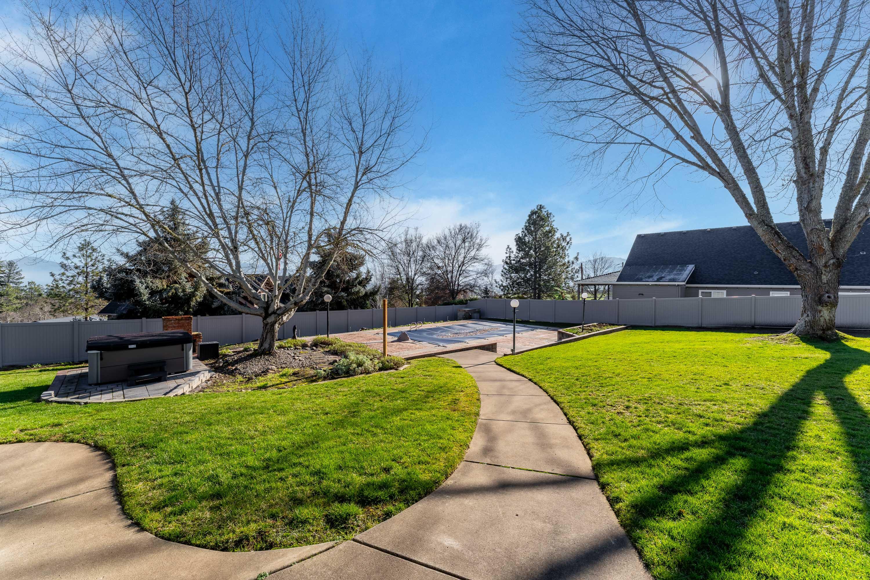 Central Point, Oregon, 97502, United States, 4 Bedrooms Bedrooms, ,3 BathroomsBathrooms,Residential,Active,1959928